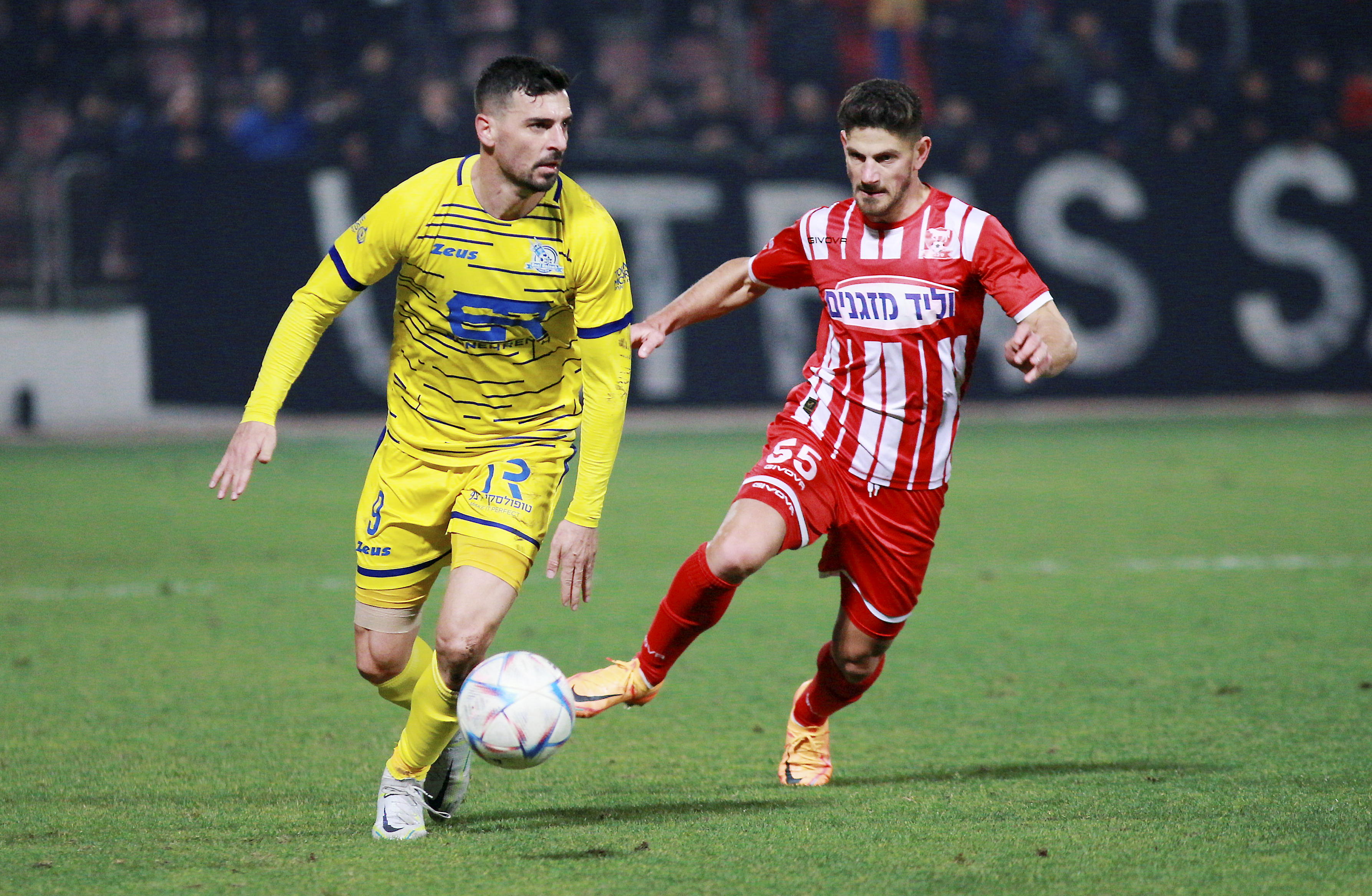 רועי שוקרני שחקן בני סכנין מול שלומי אזולאי שחקן מכבי בני ריינה