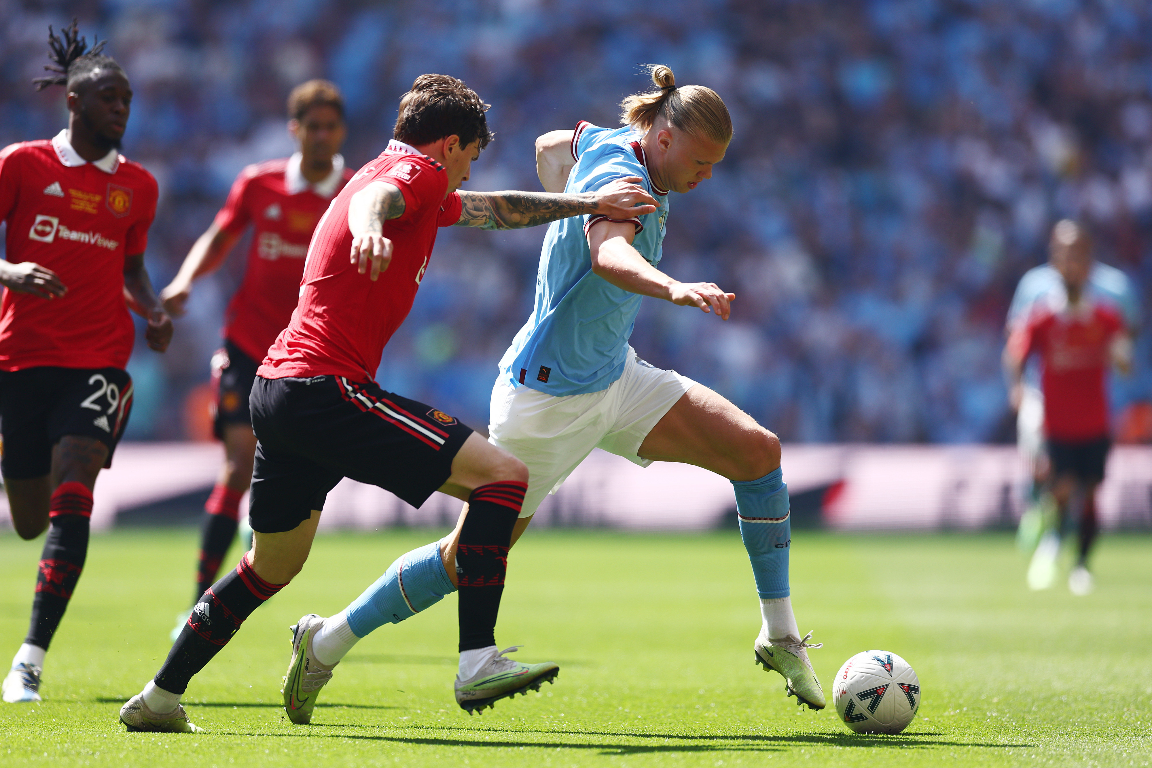 ארלינג הולאנד מנצ'סטר סיטי לצד ויקטור לינדלוף מנצ'סטר יונייטד