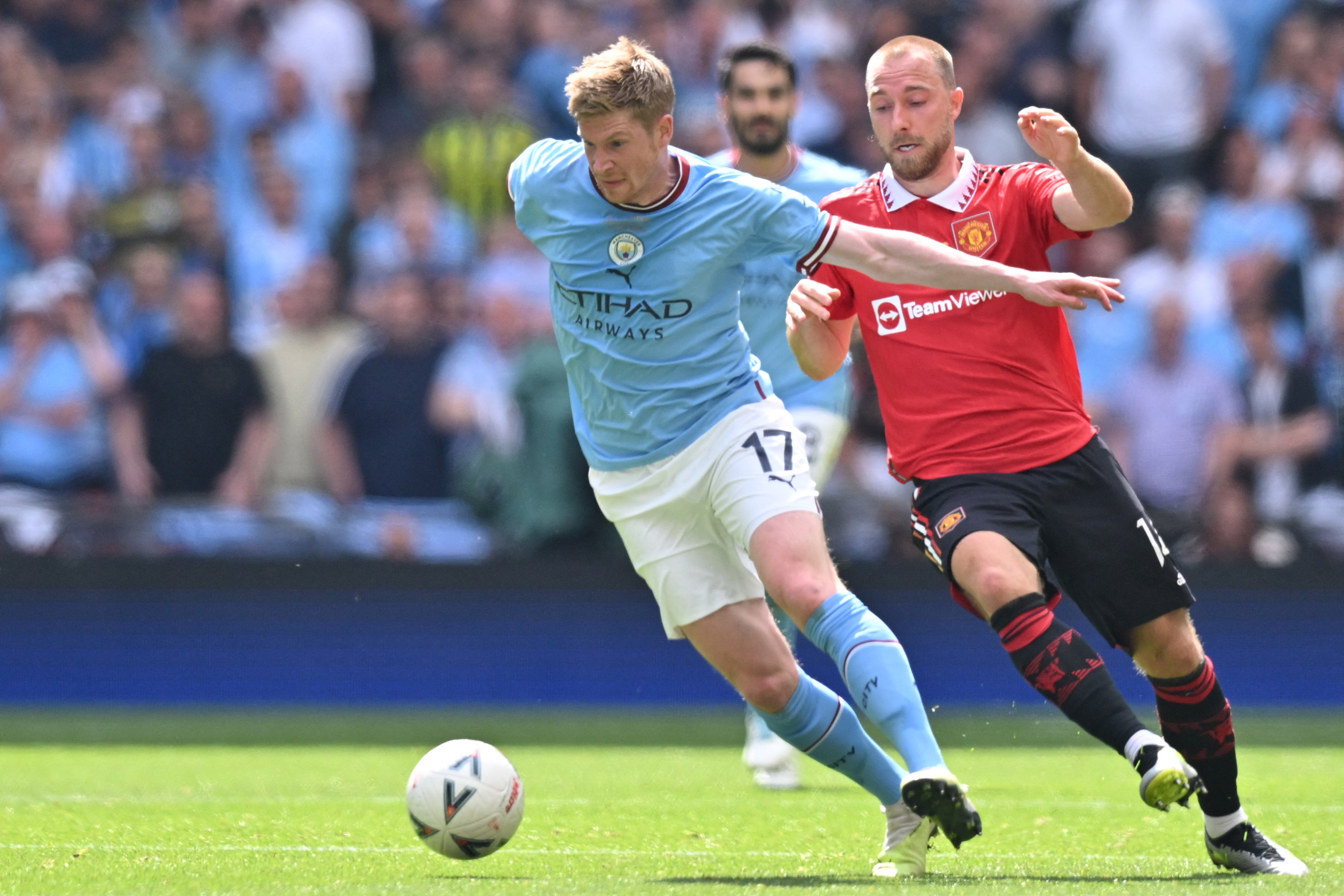 כריסטיאן אריקסן מנצ'סטר יונייטד לצד קווין דה בראונה מנצ'סטר סיטי