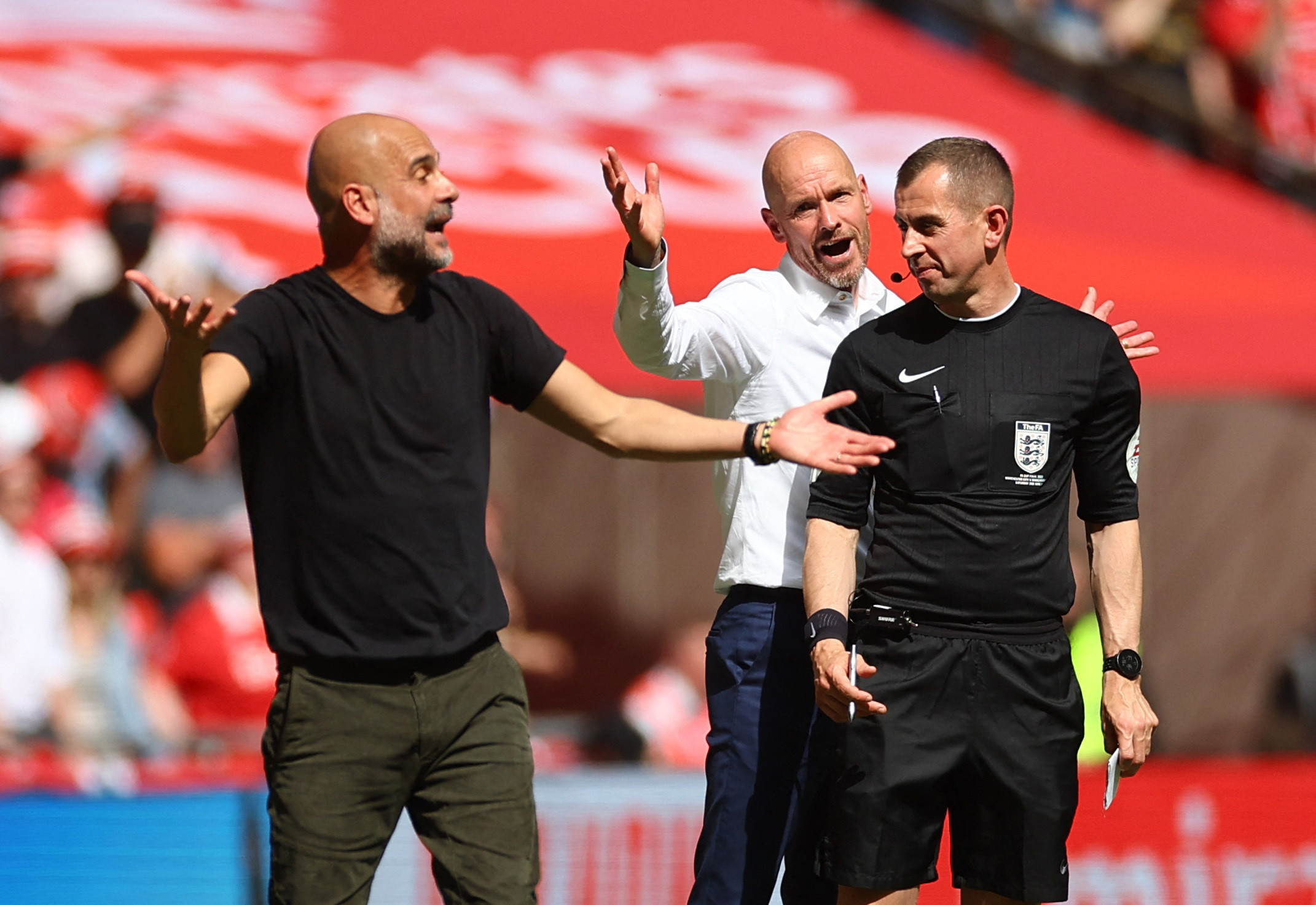 פפ גווארדיולה מאמן מנצ'סטר סיטי לצד אריק טן האח מאמן מנצ'סטר יונייטד