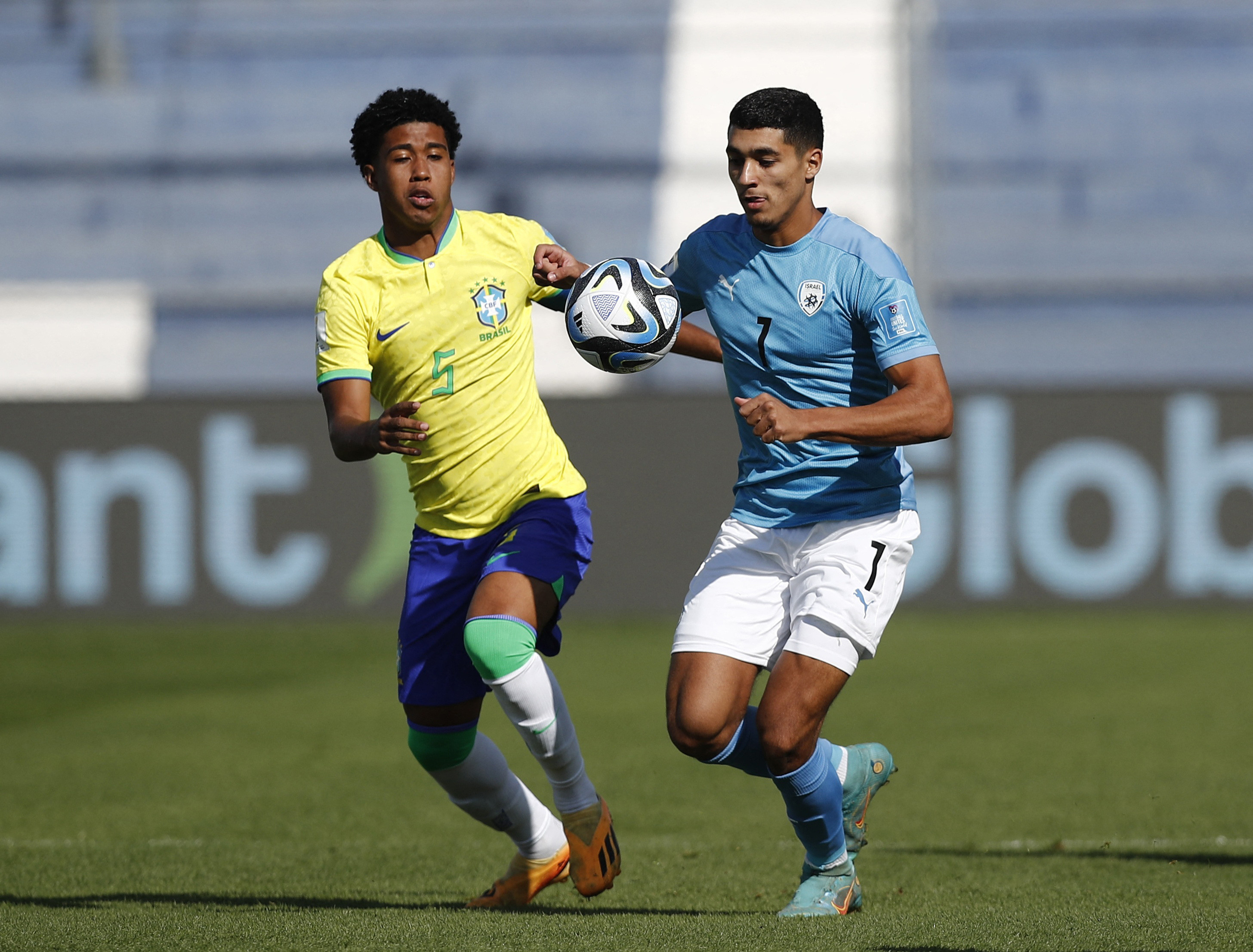 שחקן נבחרת ישראל עד גיל 20 ענאן חלאילי מול שחקן נבחרת ברזיל עד גיל 20 אנדריי סנטוס