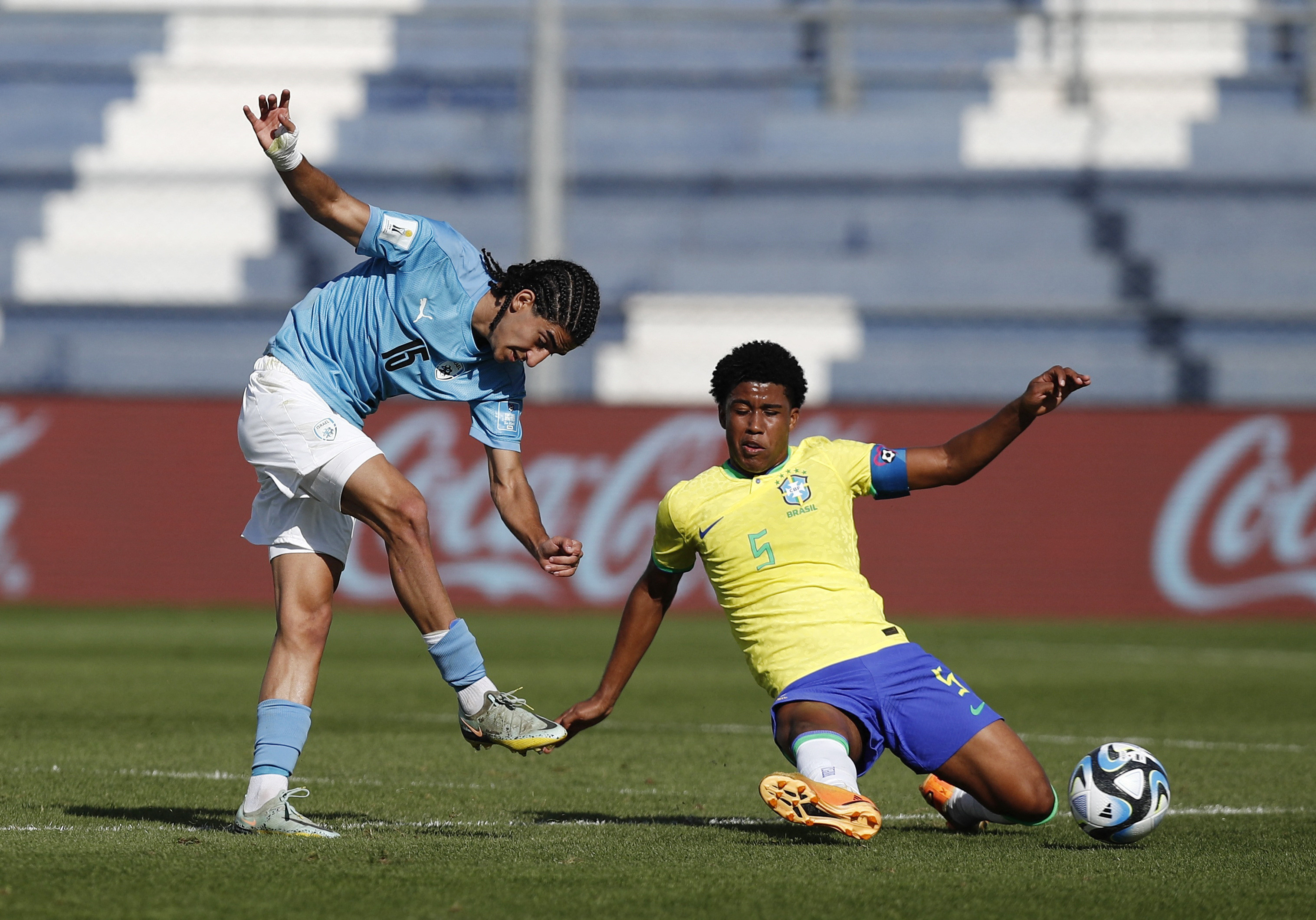 שחקן נבחרת ברזיל עד גיל 20, אנדריי סנטוס, מול שחקן נבחרת ישראל עד גיל 20, תאי עבד