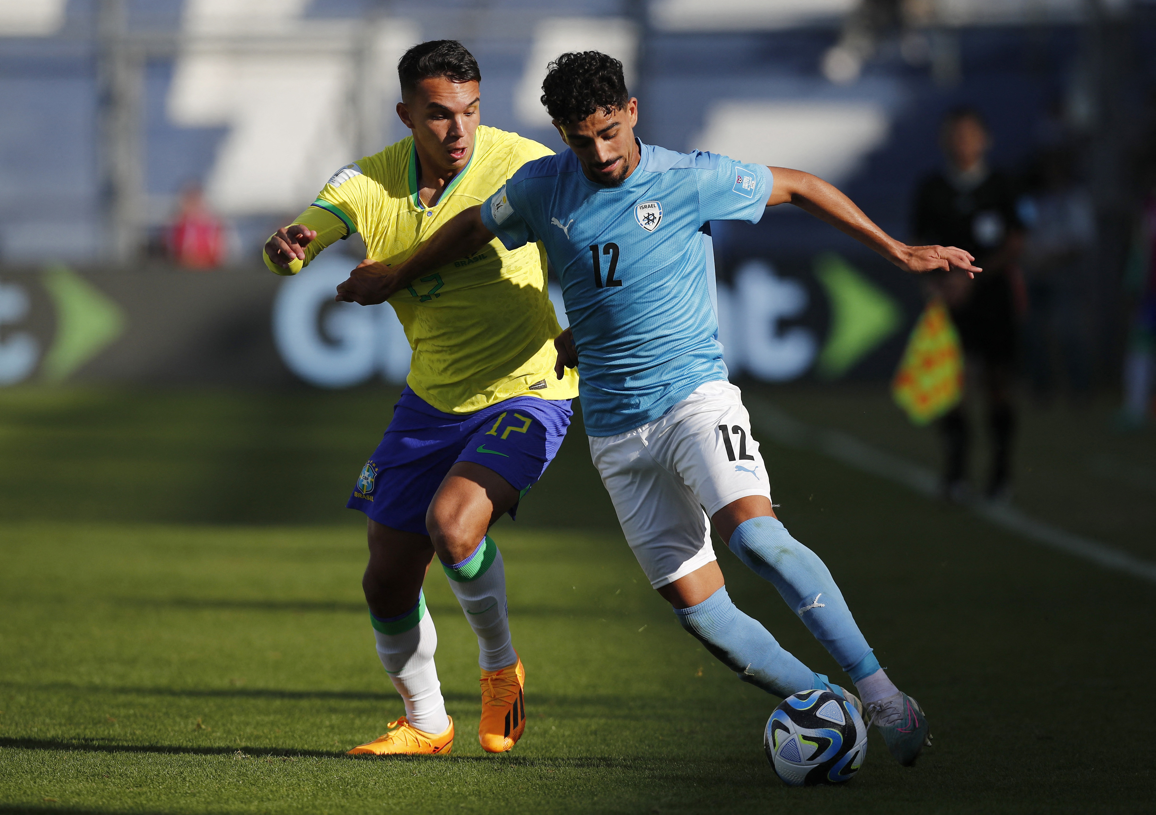 שחקן נבחרת ברזיל עד גיל 20, ג'יובאנה, מול שחקן נבחרת ישראל עד גיל 20, רוי רביבו