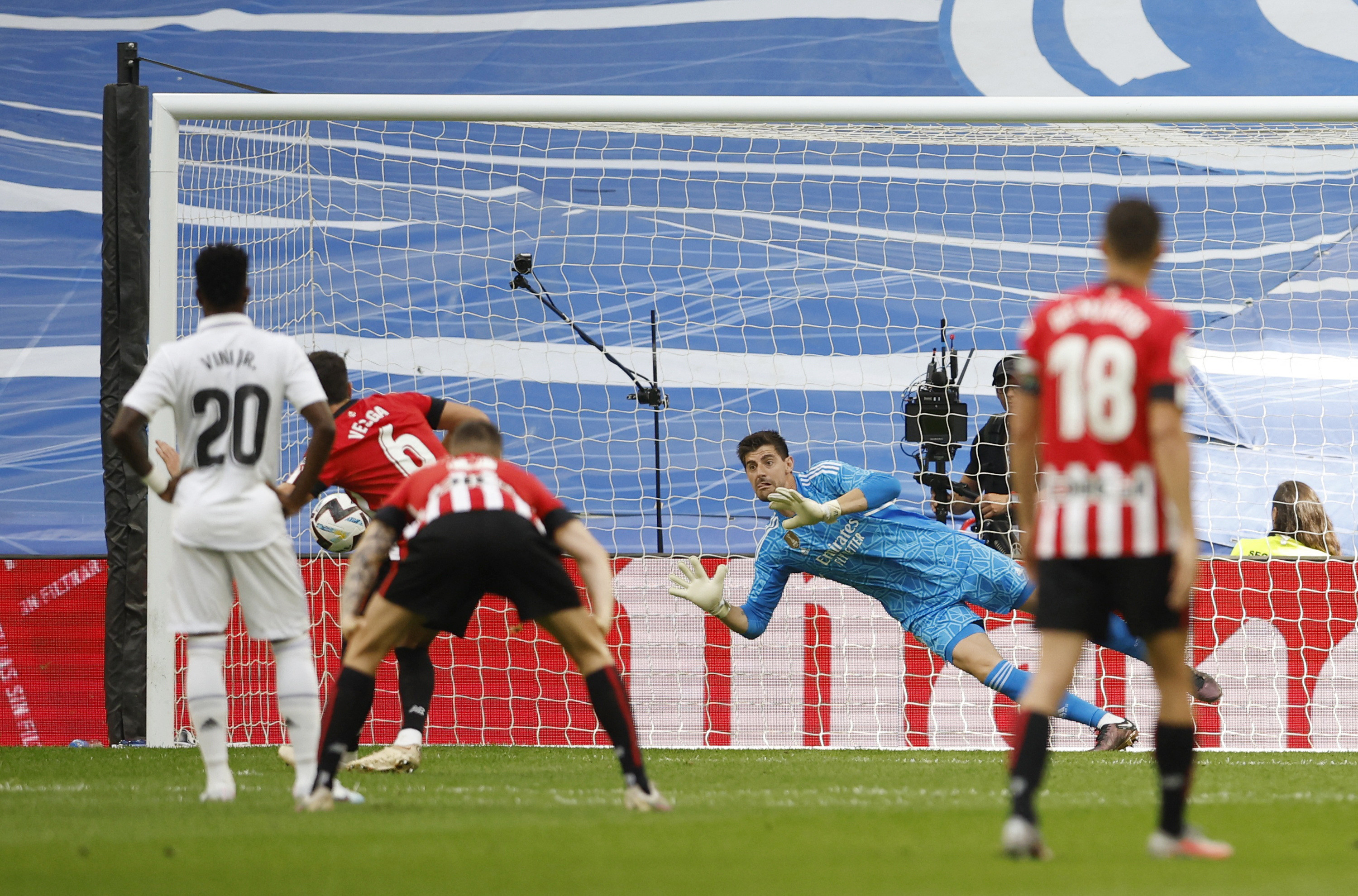 שוער ריאל מדריד טיבו קורטואה הודף פנדל