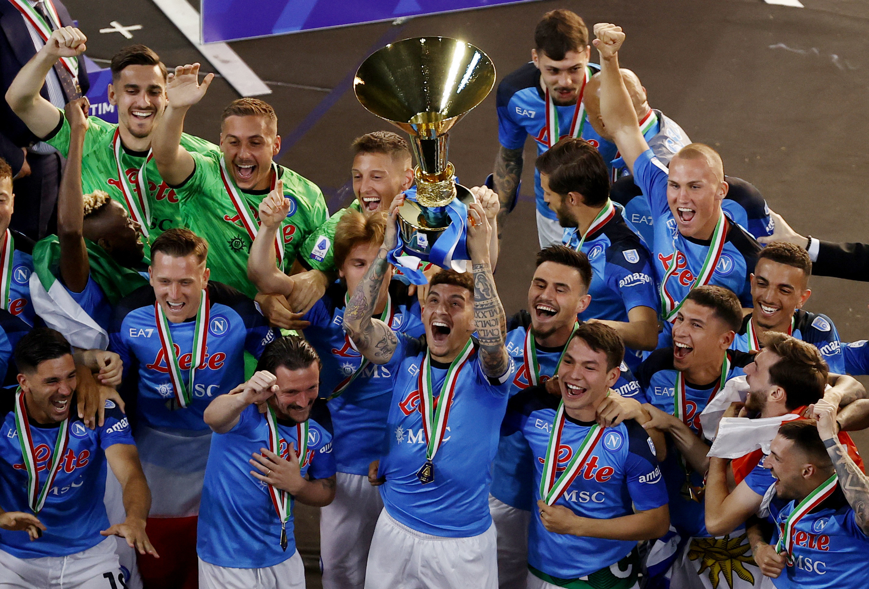 שחקני נאפולי מניפים את גביע האליפות