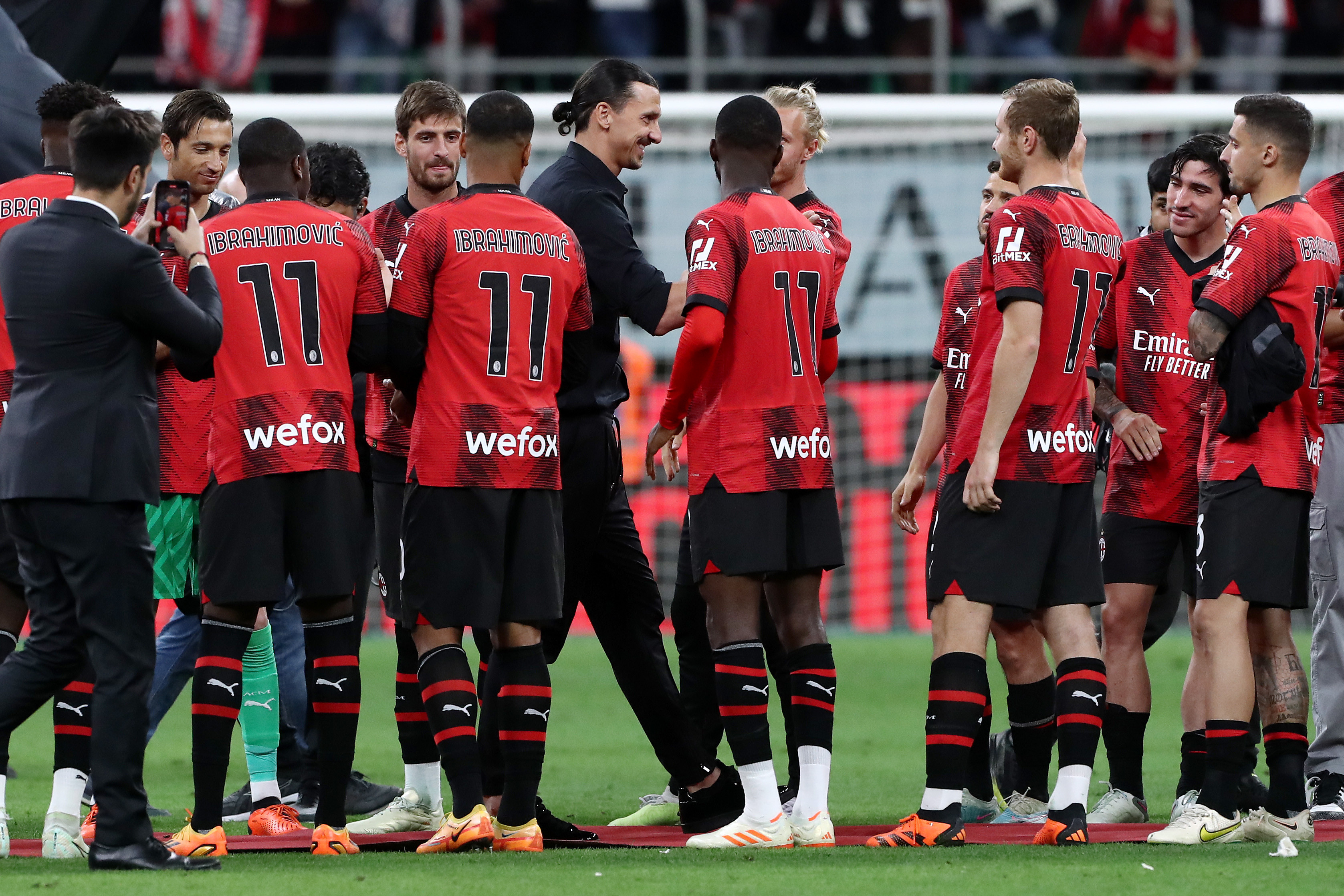 זלאטן איברהימוביץ' פורש מכדורגל ומודה לשחקני מילאן