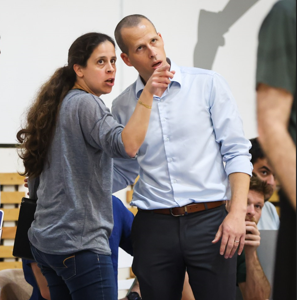מאמן מכבי עירוני רמת גן שמוליק ברנר עם העוזרת שלו נעמי קולודני