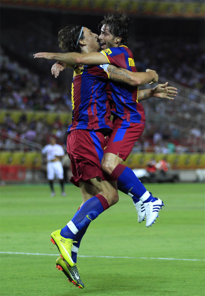 זלאטן איברהימוביץ' ומקסוול שחקני ברצלונה חוגגים שער