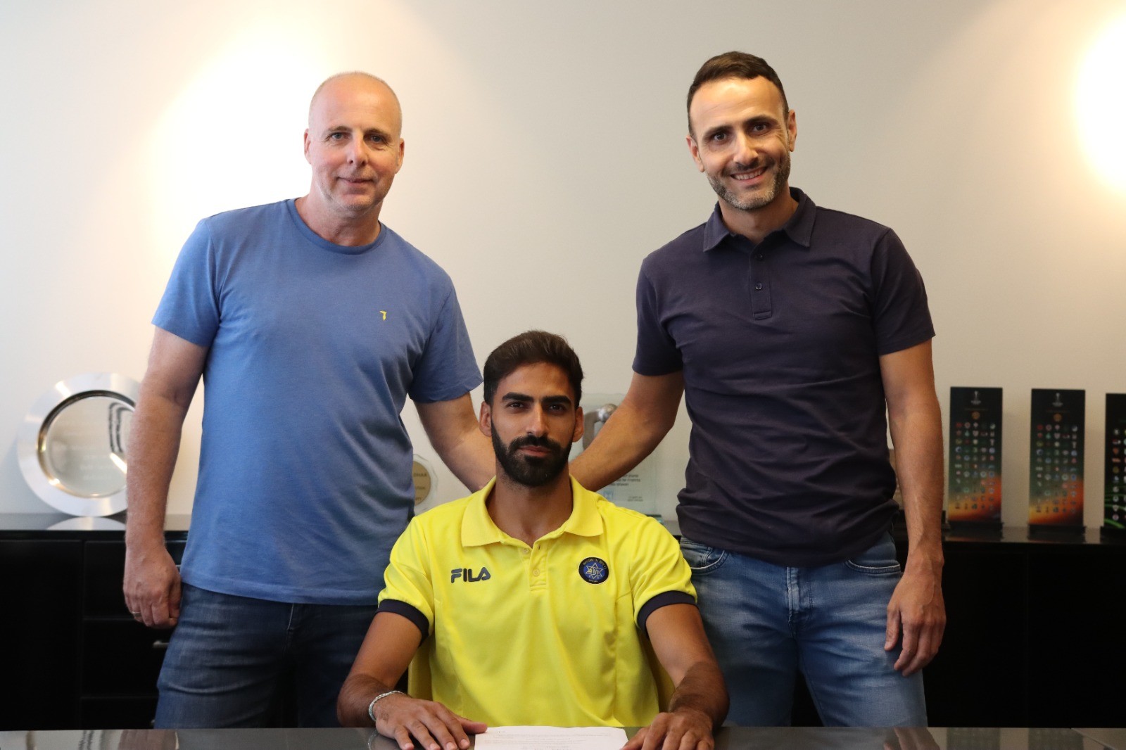 שחקן מכבי תל אביב אופיר דוידזאדה עם סוכניו