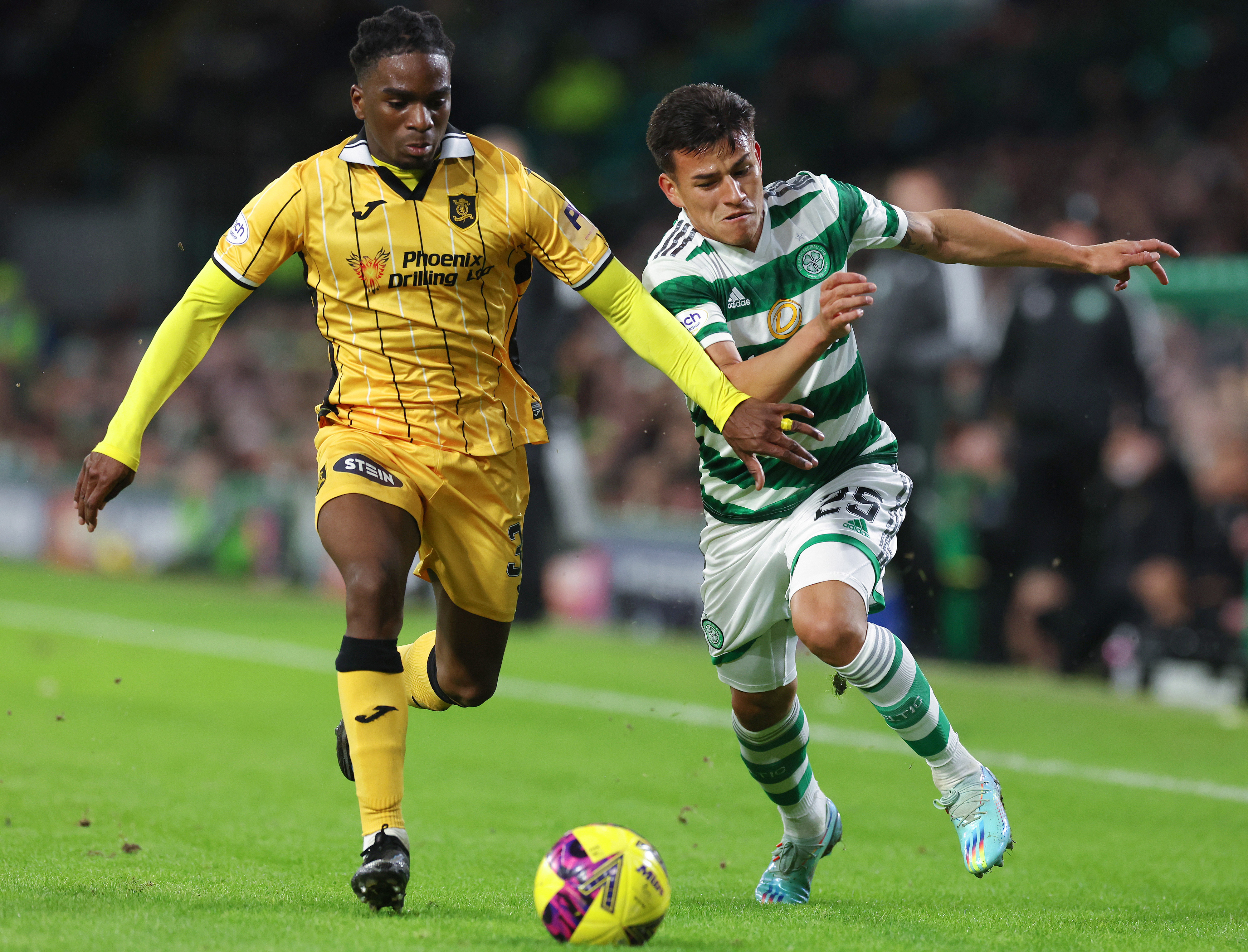 סטפן אומאונגה במדי ליבינגסטון נגד סלטיק