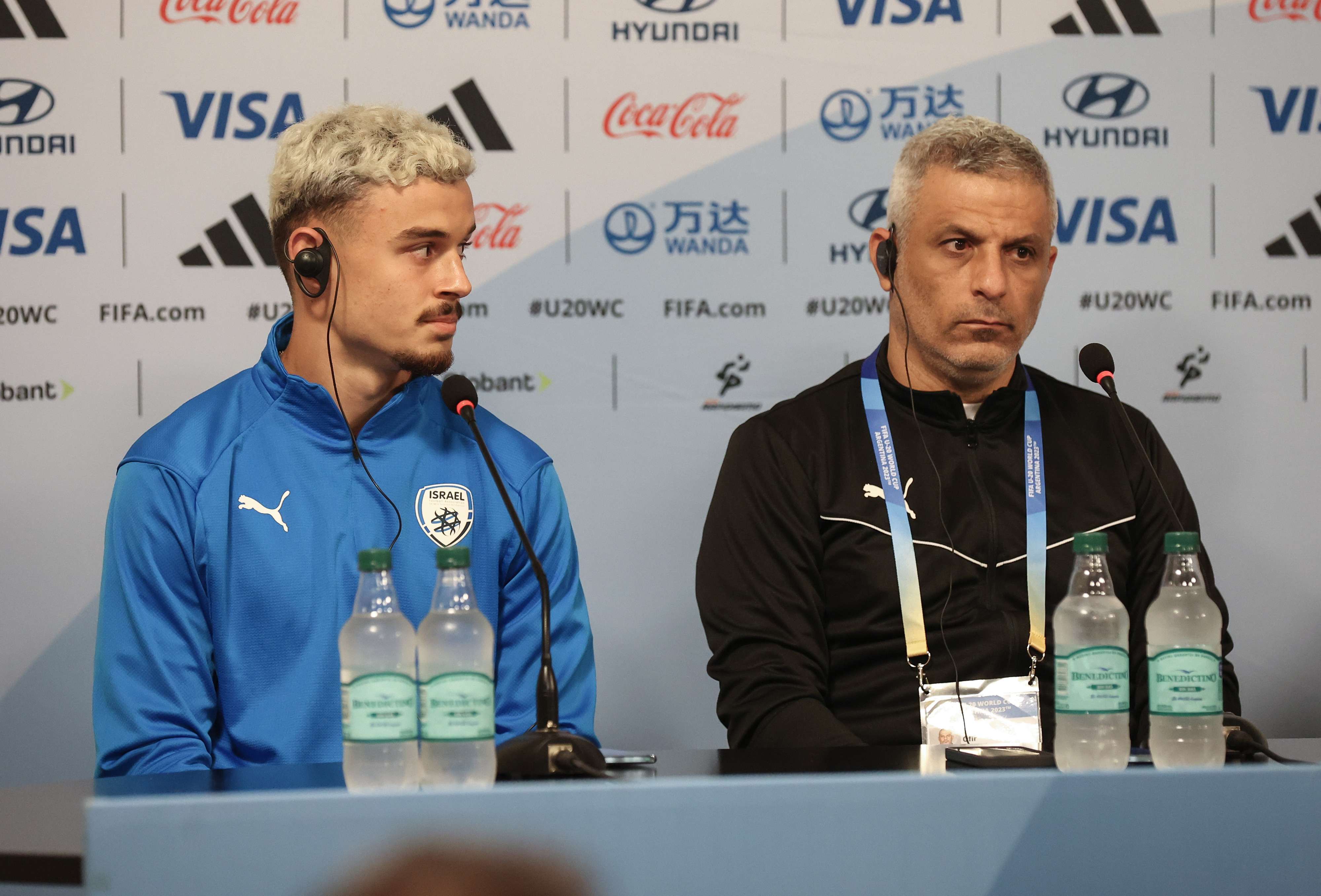 מאמן נבחרת הנוער של ישראל, אופיר חיים, לצד סתיו למקין