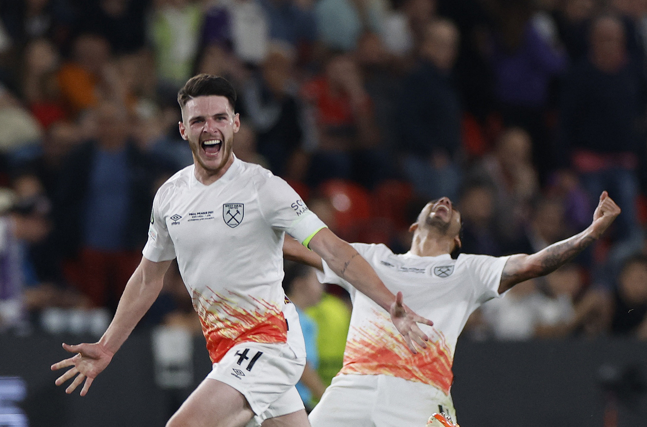 דקלן רייס חוגגת את הזכייה של ווסטהאם בקונפרנס ליג