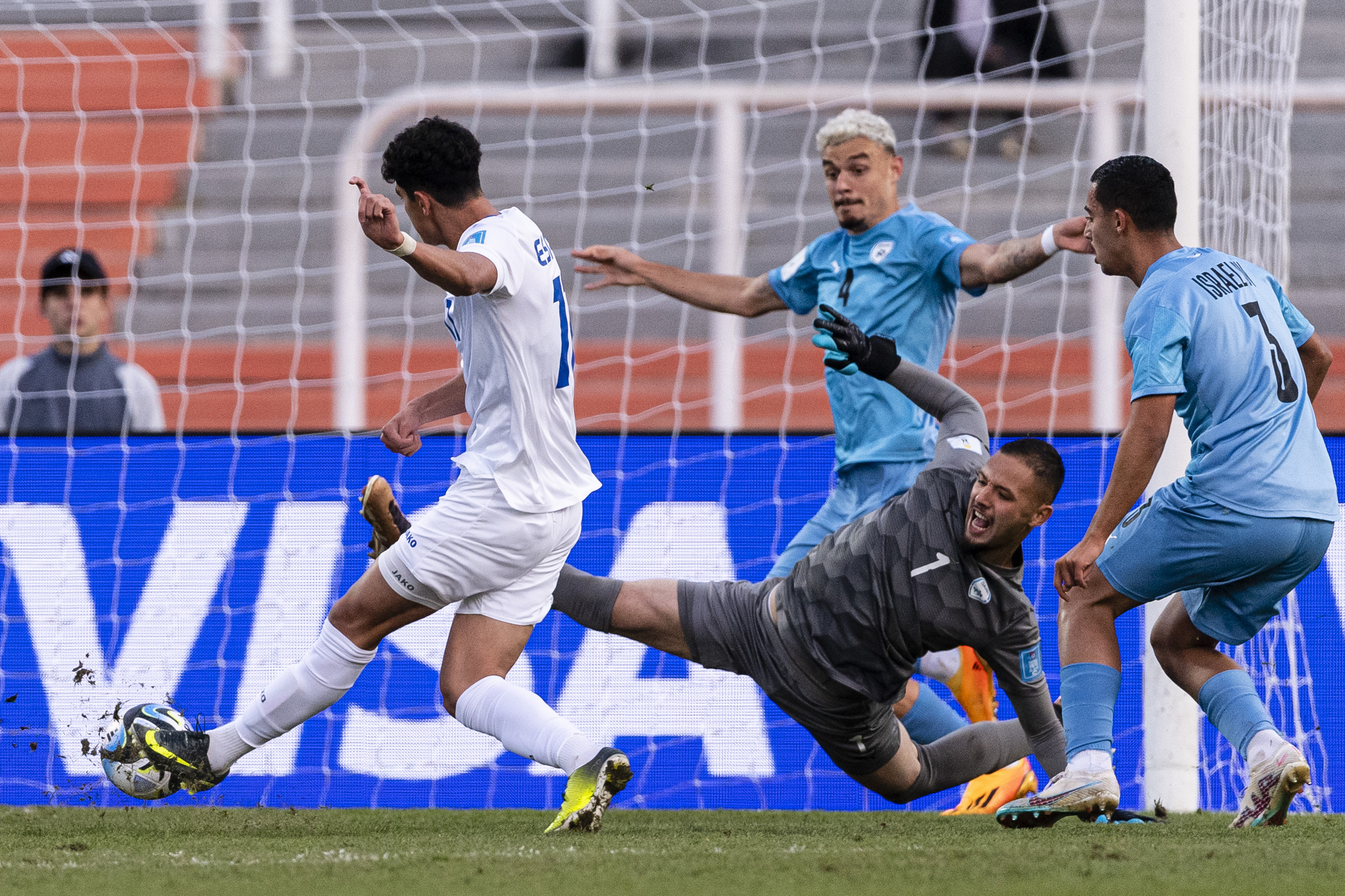 שוער נבחרת ישראל עד גיל 20 תומר צרפתי מול אוזבקיסטן