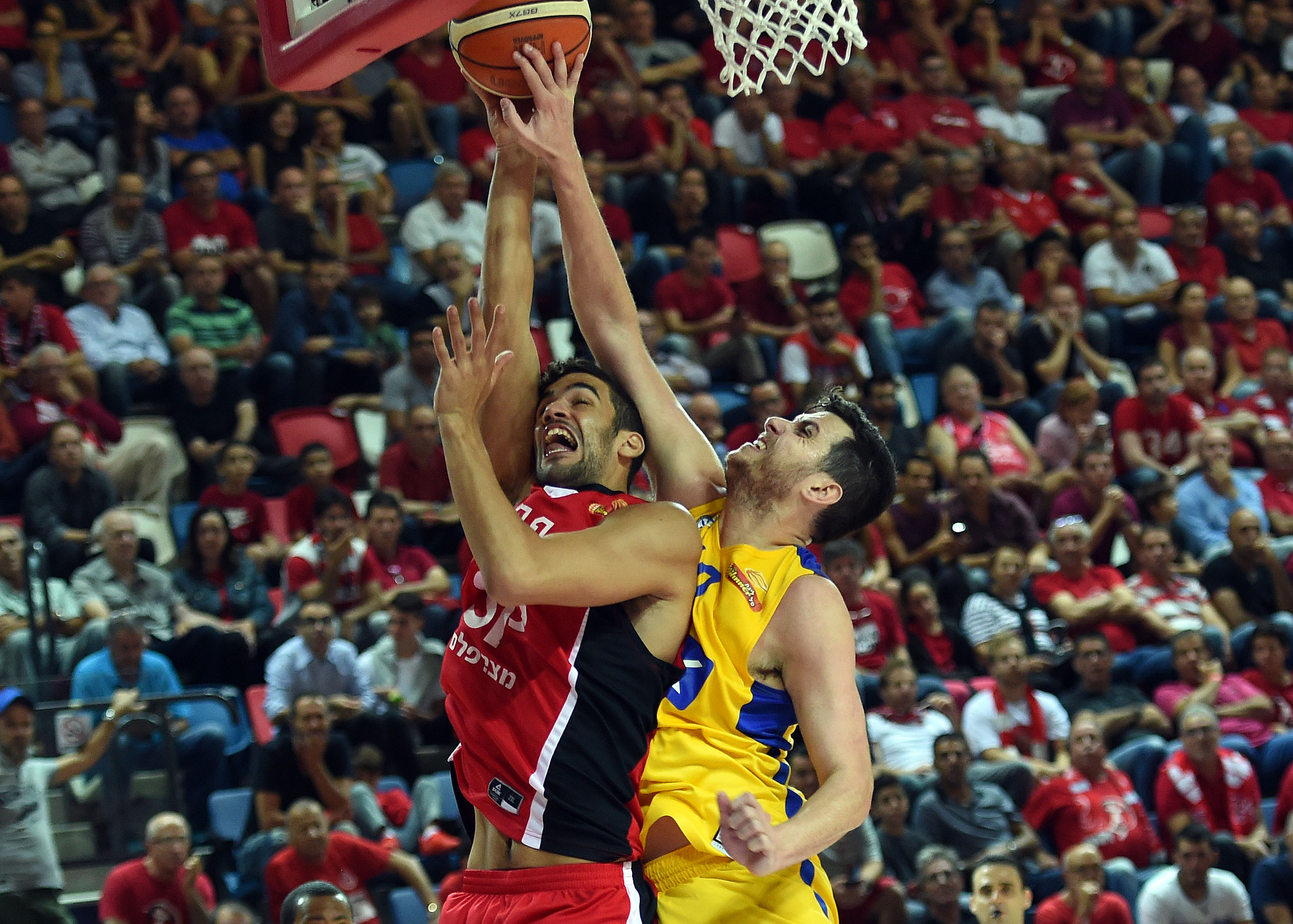 תומר גינת שחקן הפועל תל אביב (שמאל) מול גיא פניני שחקן מכבי תל אביב