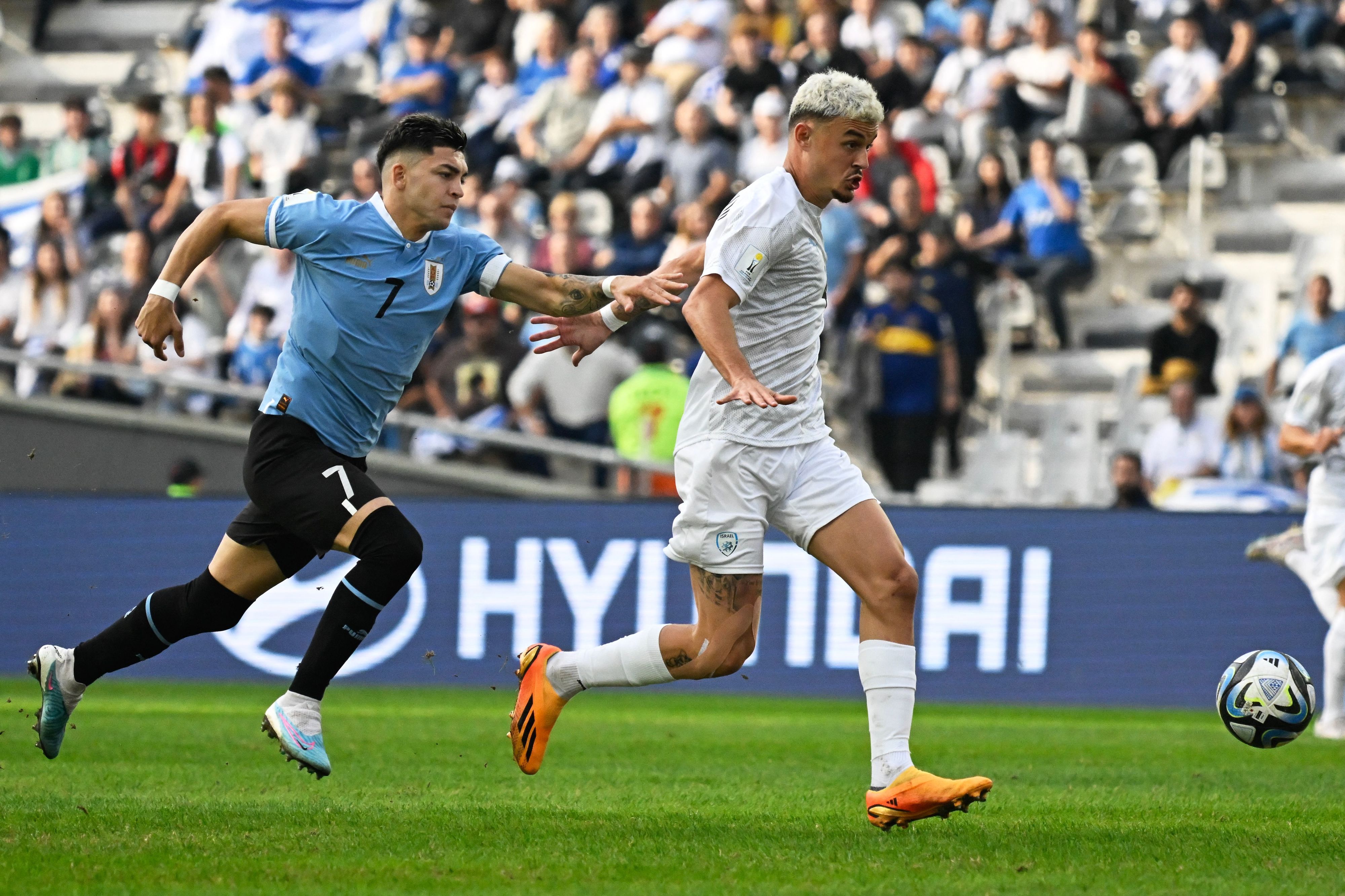 שחקן נבחרת אורוגוואי עד גיל 20 אנדרסון דוארטה מול שחקן נבחרת ישראל עד גיל 20 סתיו למקין