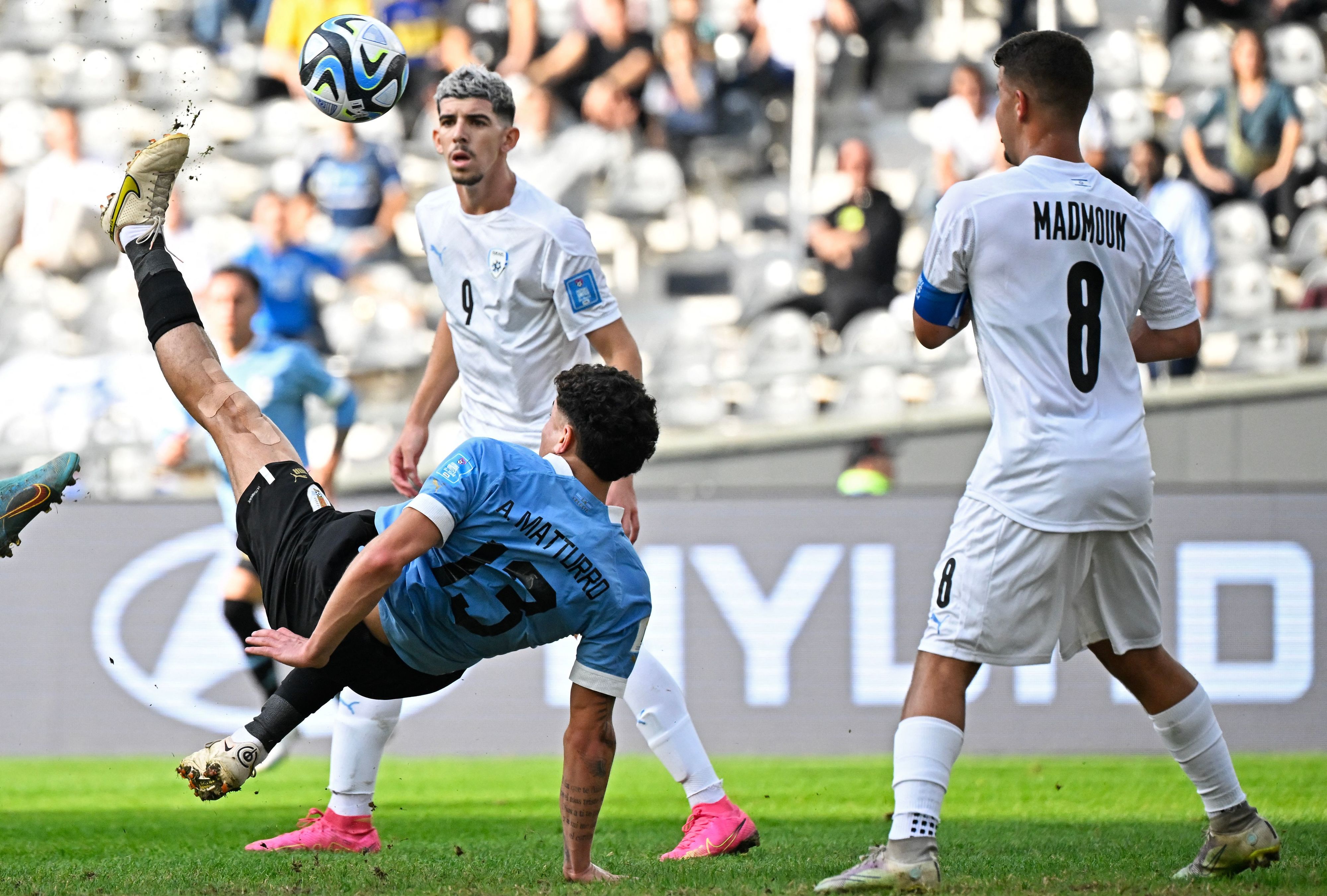 אלן מאטורו שחקן נבחרת אורוגוואי עד גיל 20 בועט מספרת מול נבחרת ישראל עד גיל 20