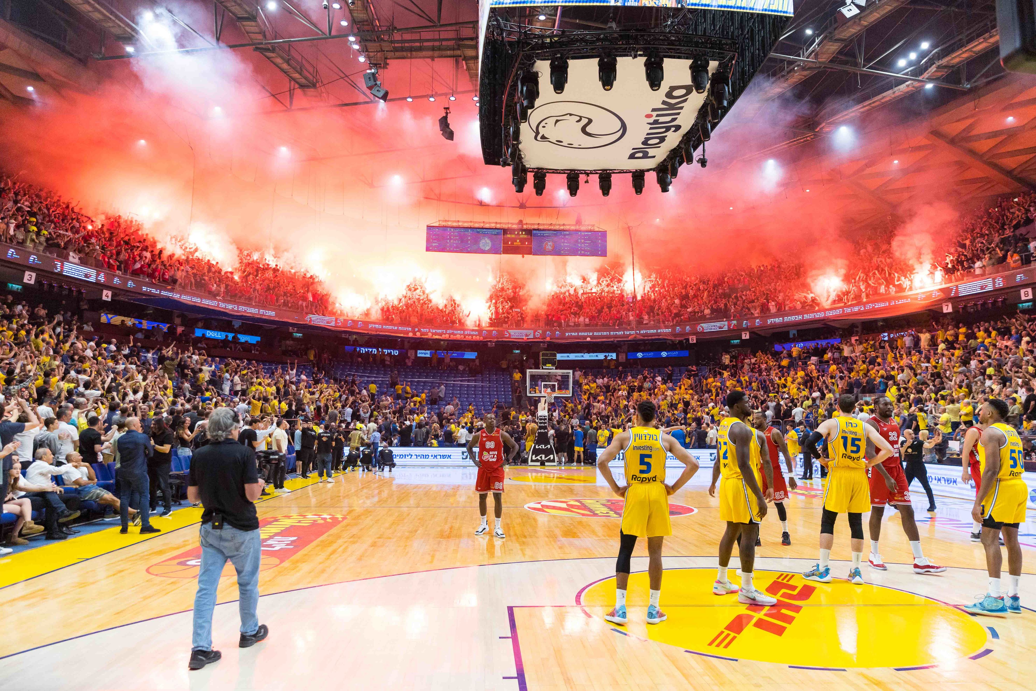 שחקני מכבי תל אביב צופים במופע האבוקות של אוהדי הפועל תל אביב