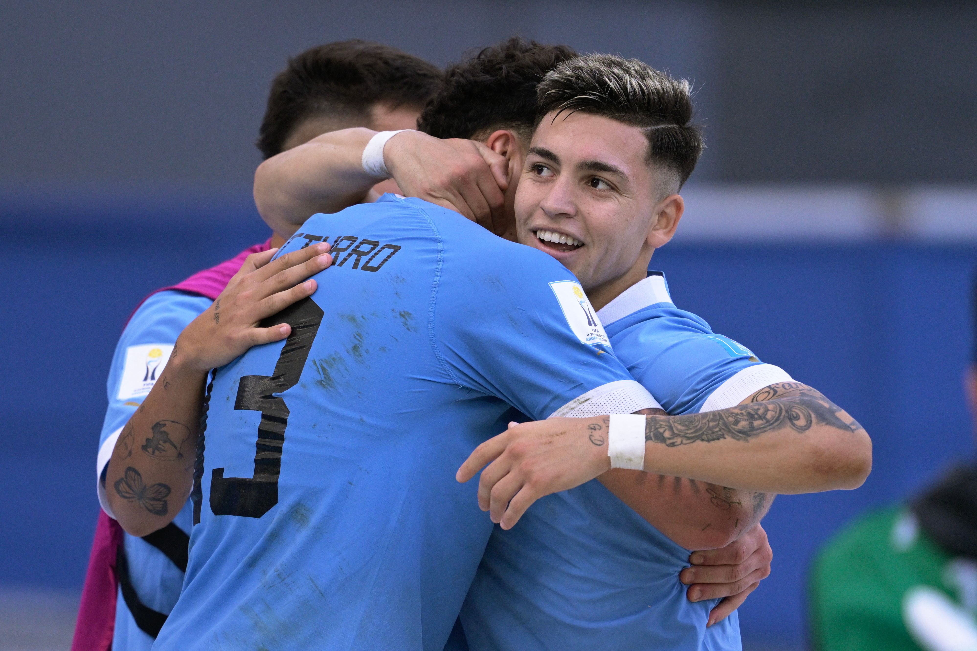 שחקן נבחרת אורוגוואי עד גיל 20 אנדרסון דוארטה עם אלאן מאטורו