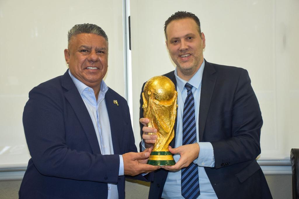 שר התרבות והספורט מיקי זוהר עם נשיא התאחדות הכדורגל הארגנטינית קלאודיו טאפיה