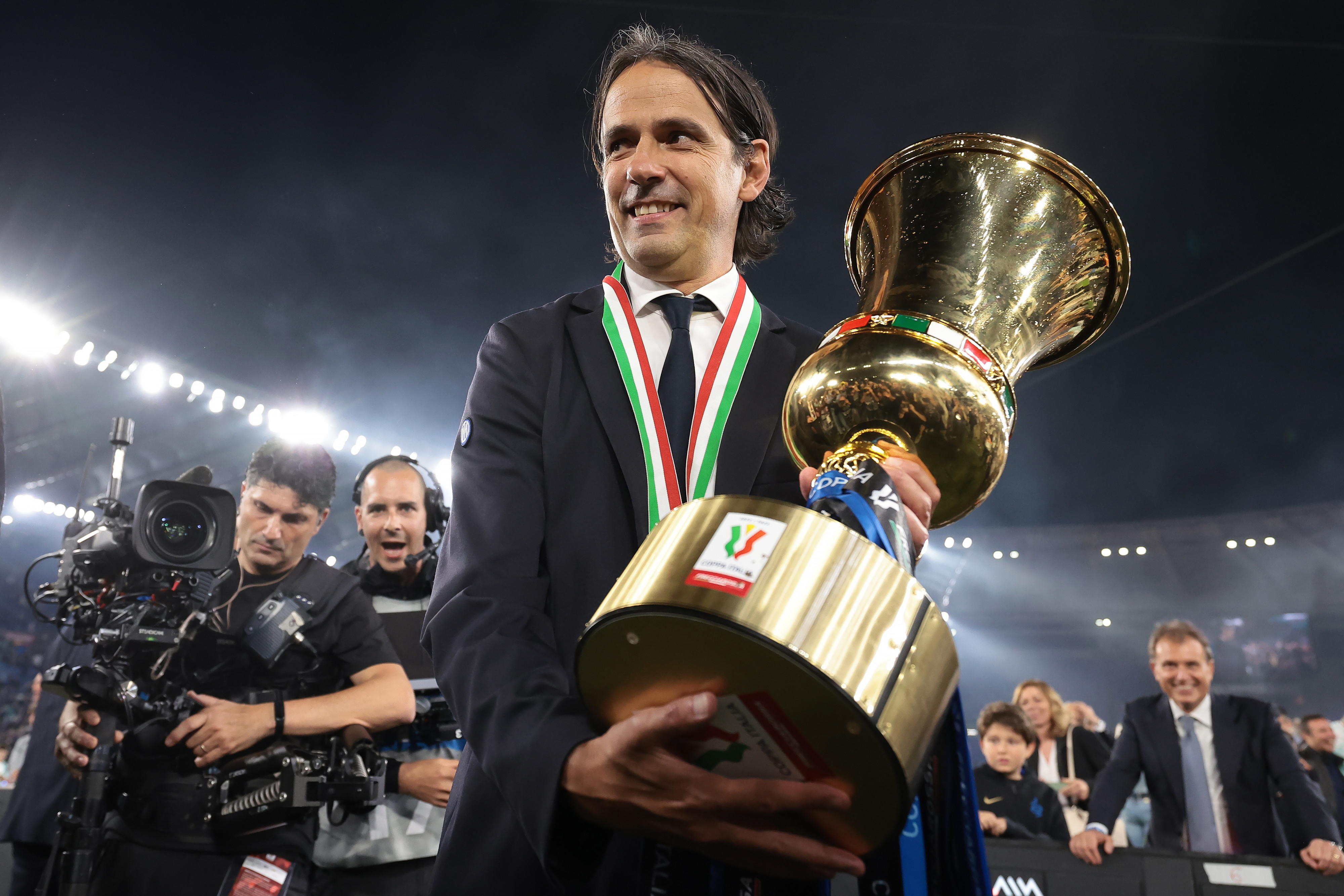 מאמן אינטר סימונה אינזאגי עם הגביע האיטלקי