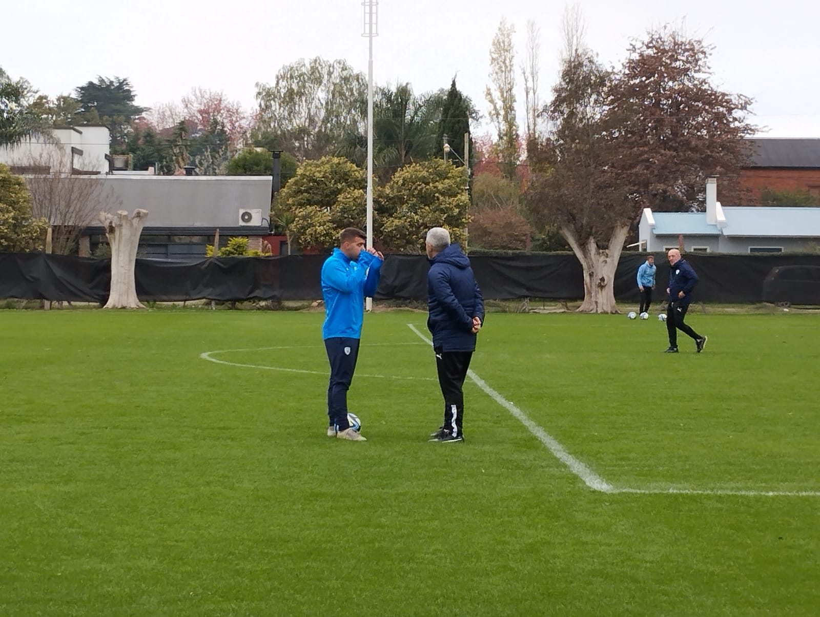 אופיר חיים מאמן הנבחרת עד גיל 20 עם הקפטן אילי מדמון