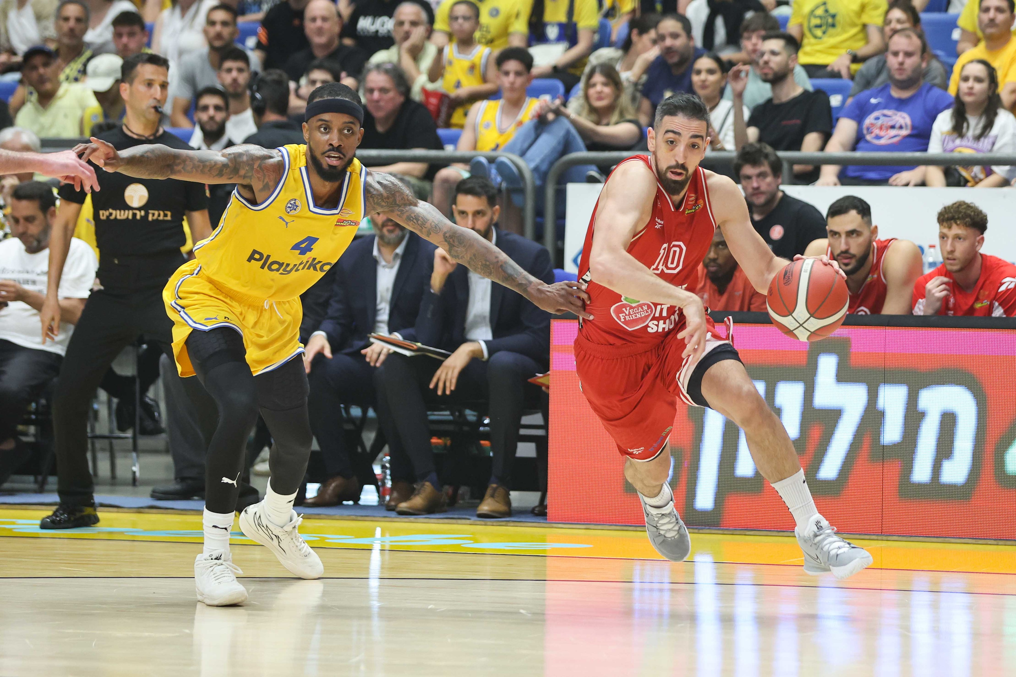 בר טימור הפועל תל אביב לצד לורנזו בראון מכבי תל אביב