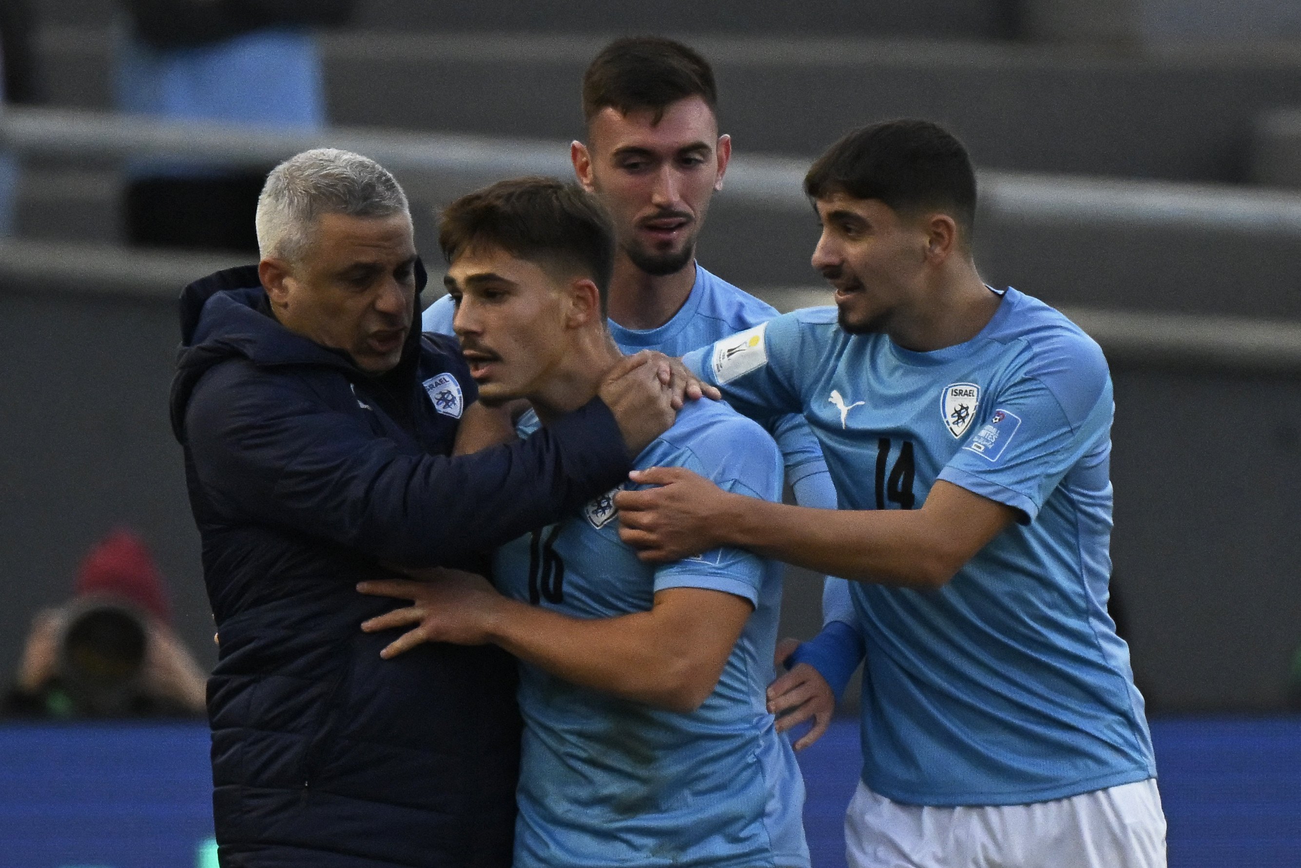 שחקני נבחרת ישראל עד גיל 20 חוגגים עם רן בנימין, אופיר חיים