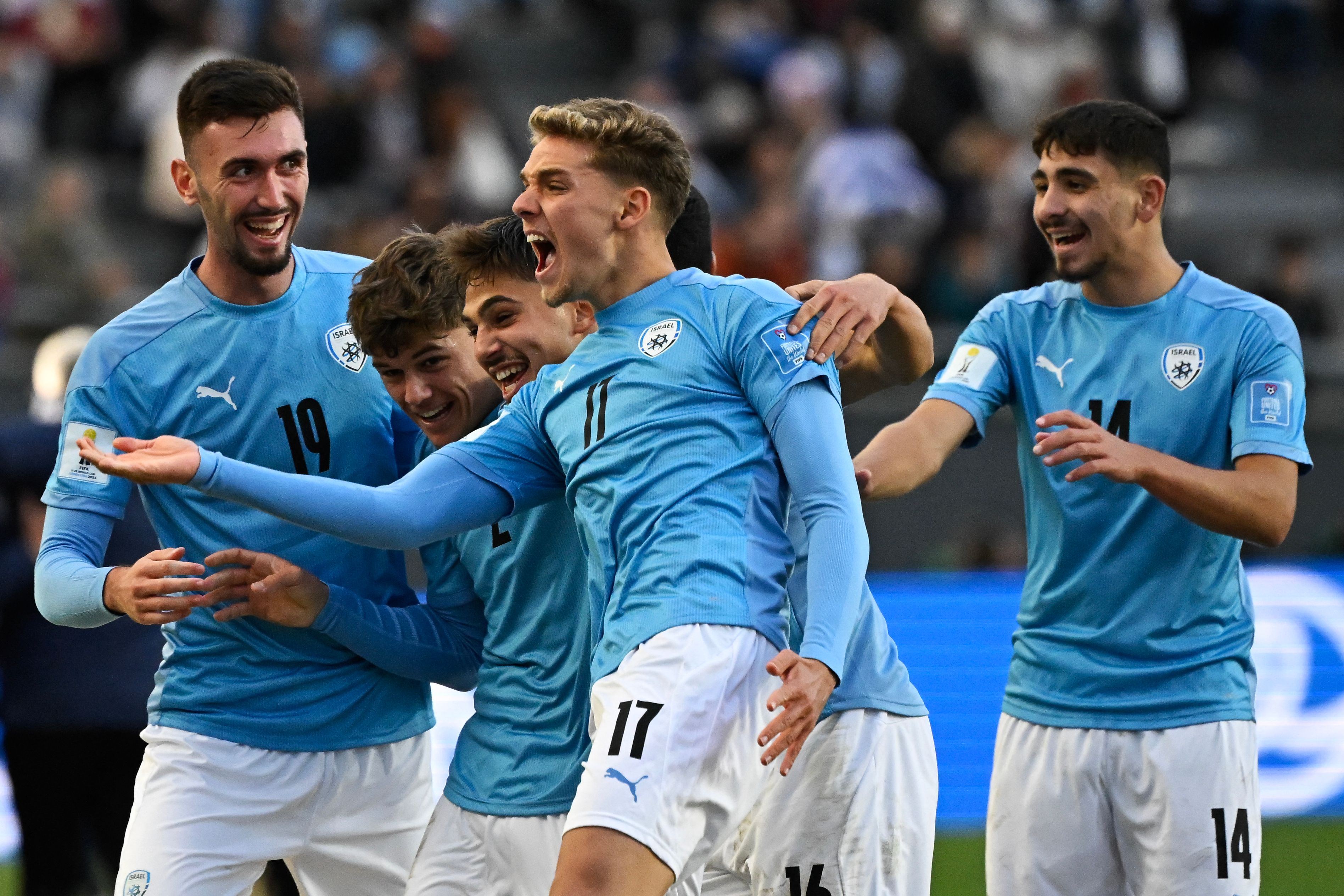 שחקני נבחרת ישראל עד גיל 20 חוגגים עם עומר סניור