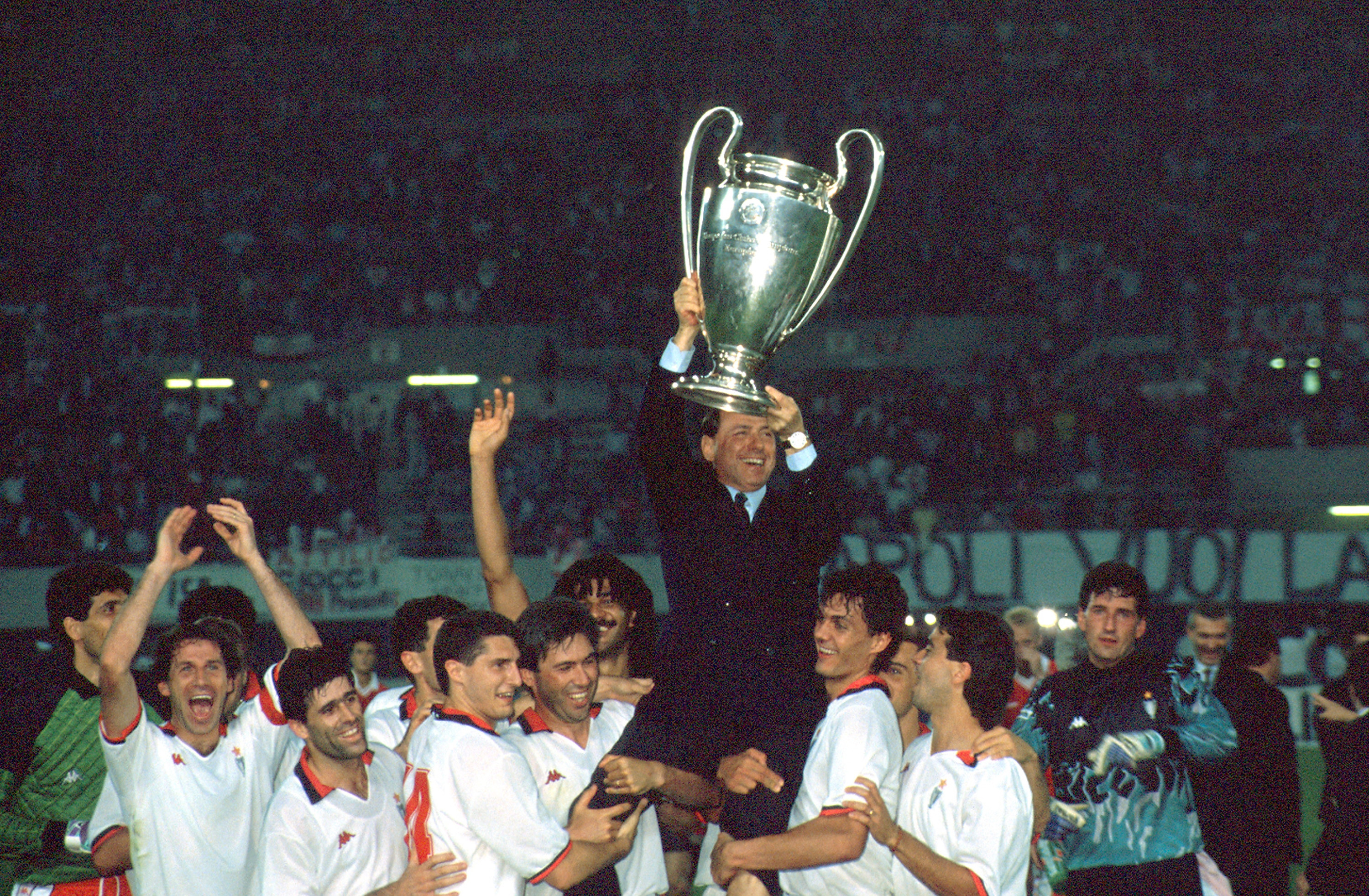 סילביו ברלוסקוני חוגג עם מילאן את הזכייה באליפות אירופה 1990