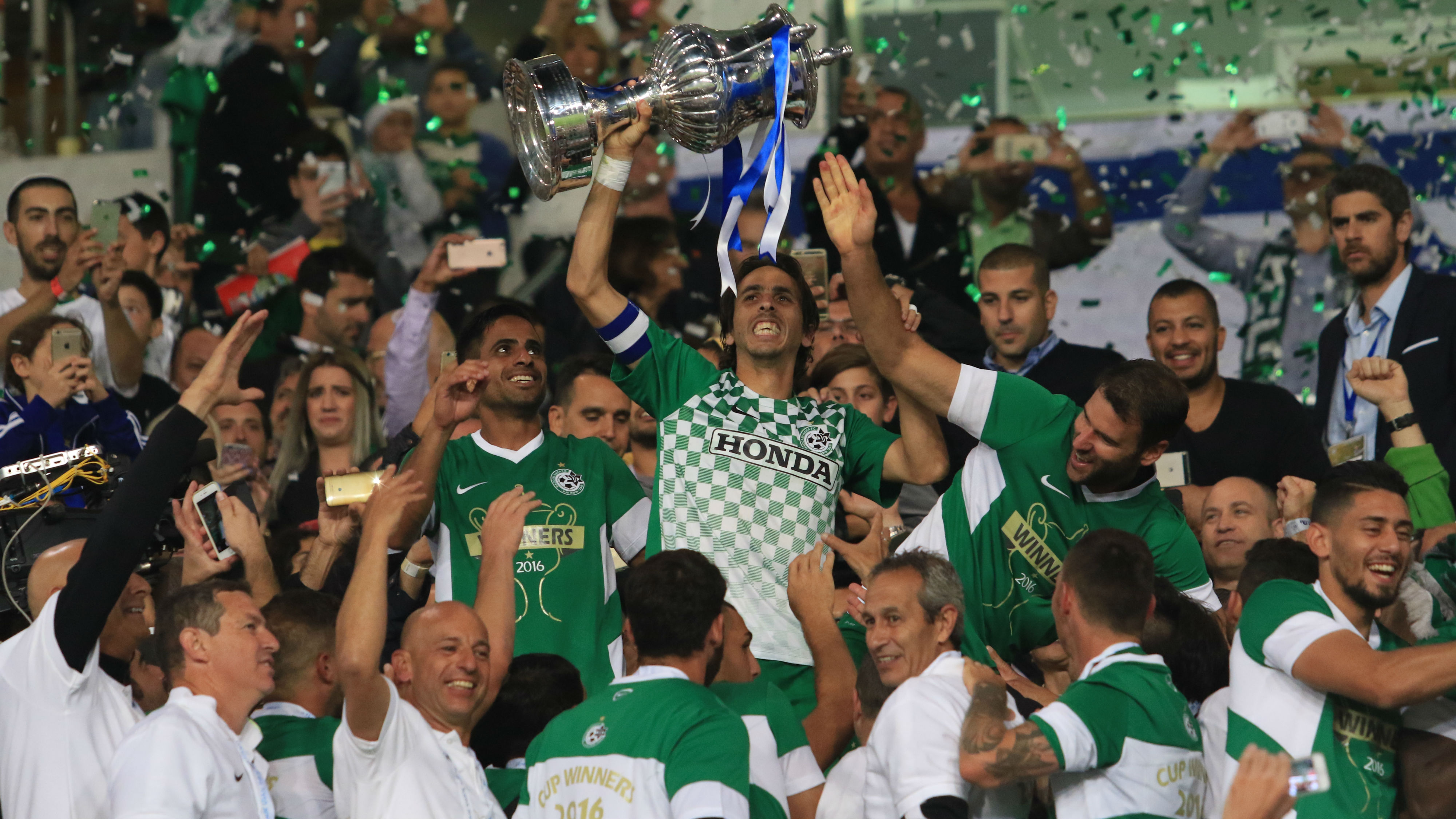 הנפה ראשונה בקריירה. בניון