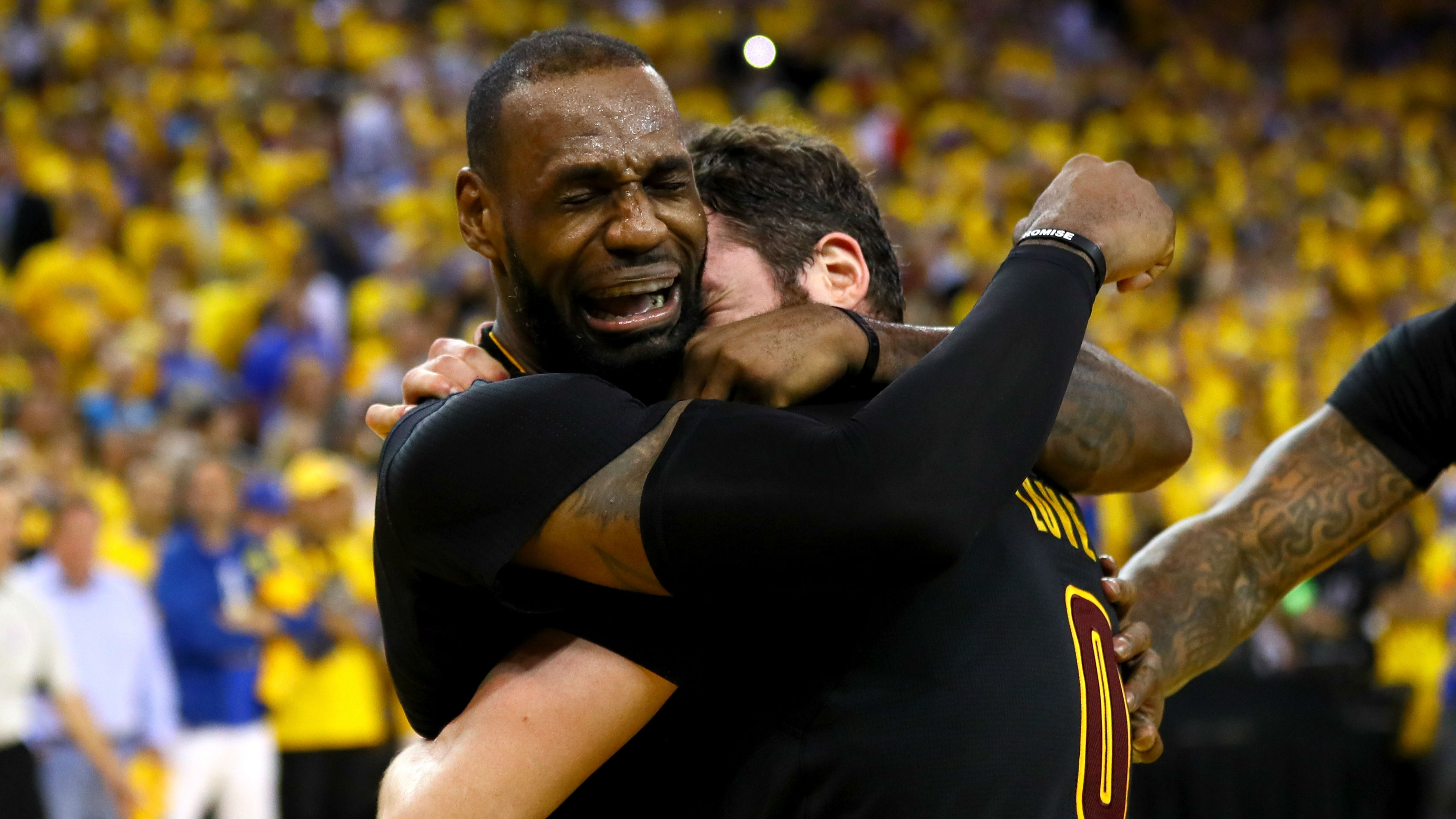 לא יכול היה לעצור את הדמעות. לברון