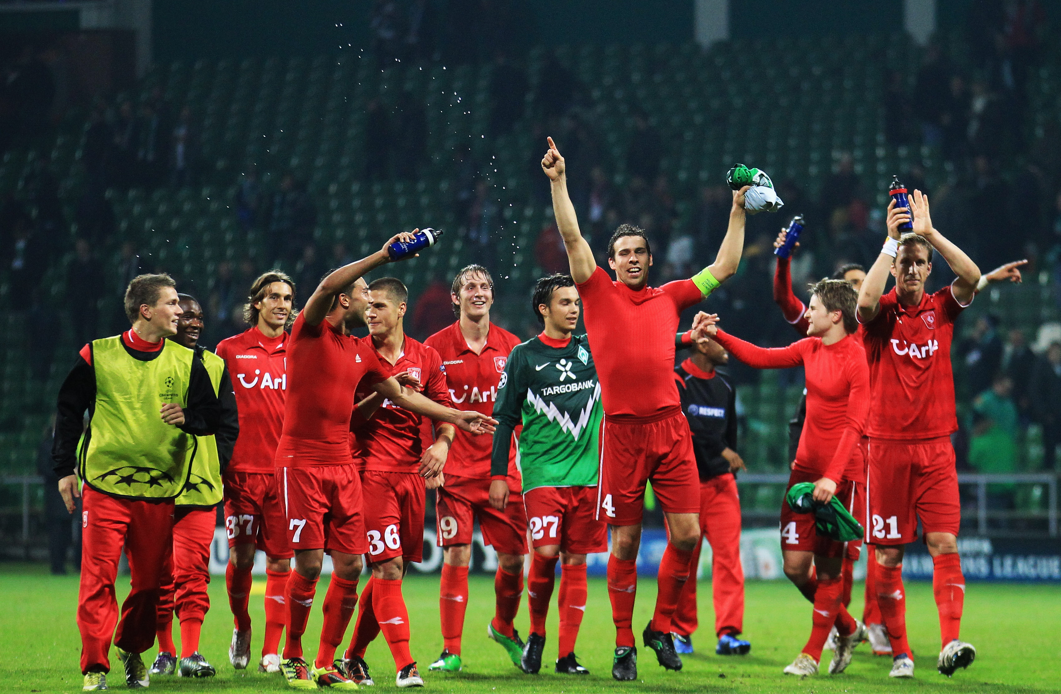 שחקני טוונטה חוגגים בימים יפים יותר