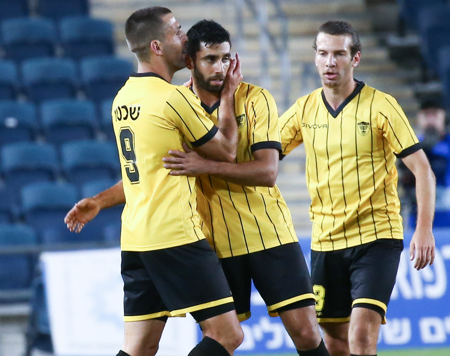 איתי שכטר חוגג עם חן עזרא ועם שון גולדברג