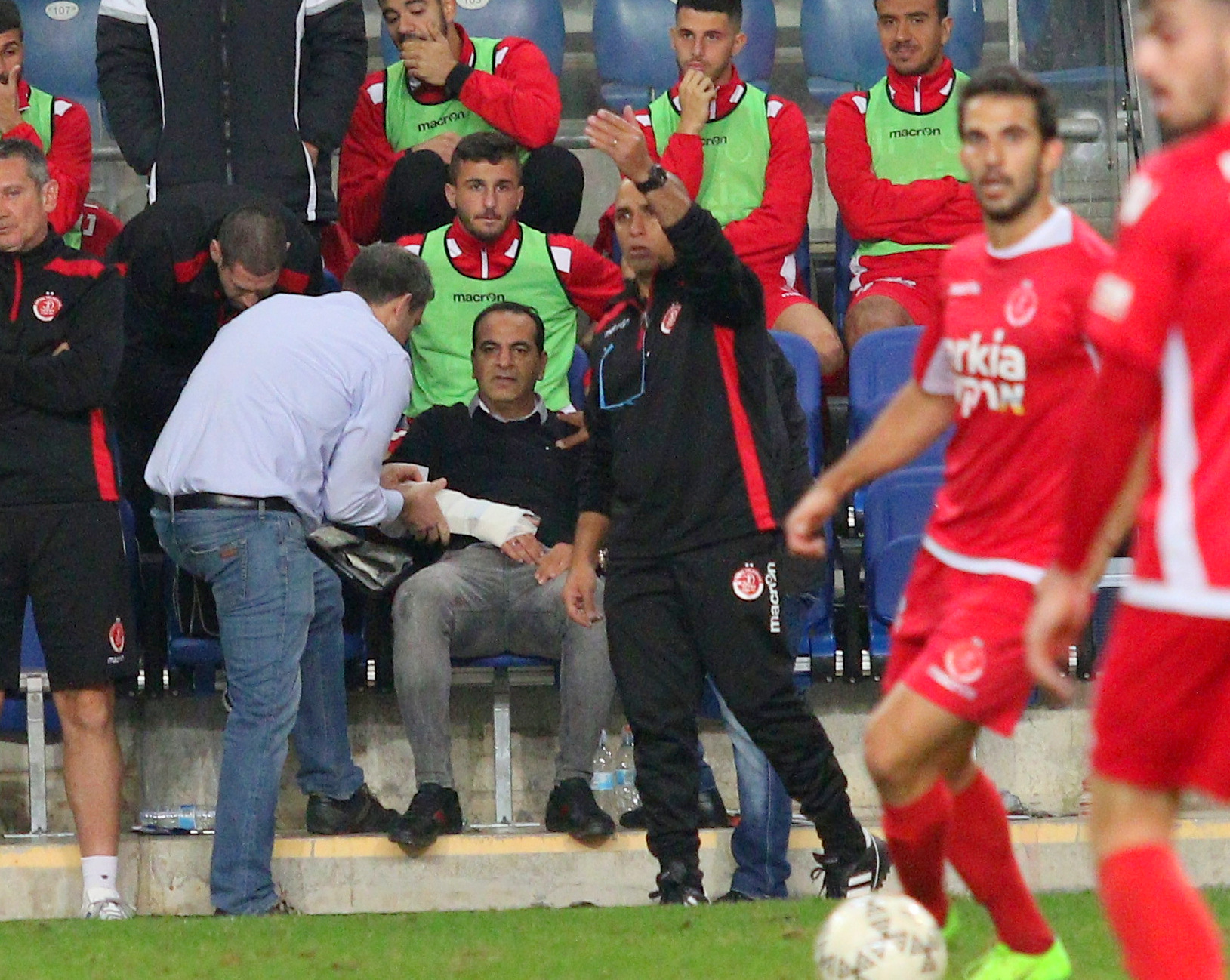 קובי רפואה פצוע על הספסל