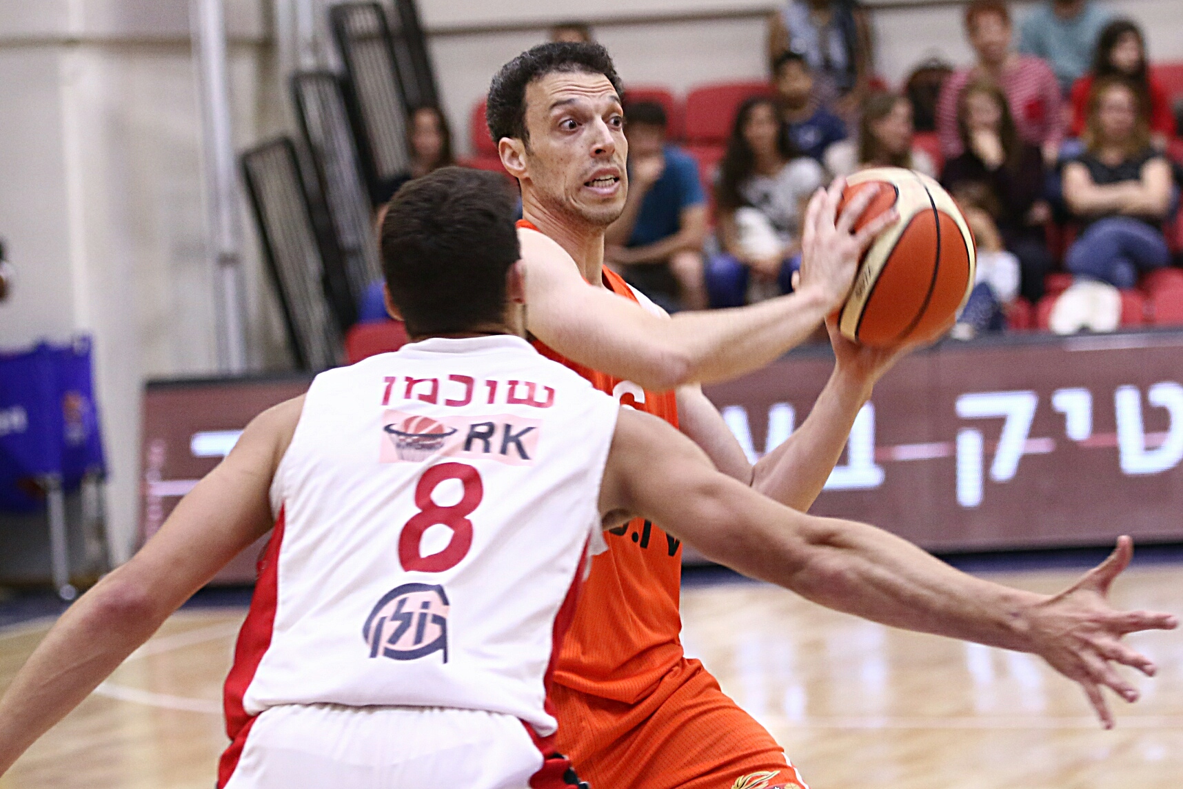 ניצן חנוכי מול חואקין שוכמן