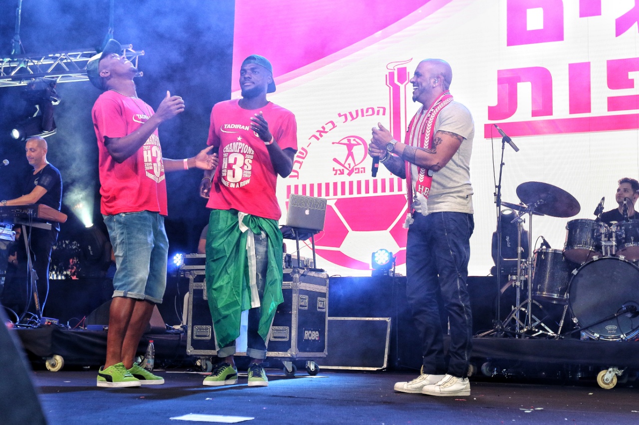 ג'ון אוגו עם טוני וואקמה ועם אייל גולן