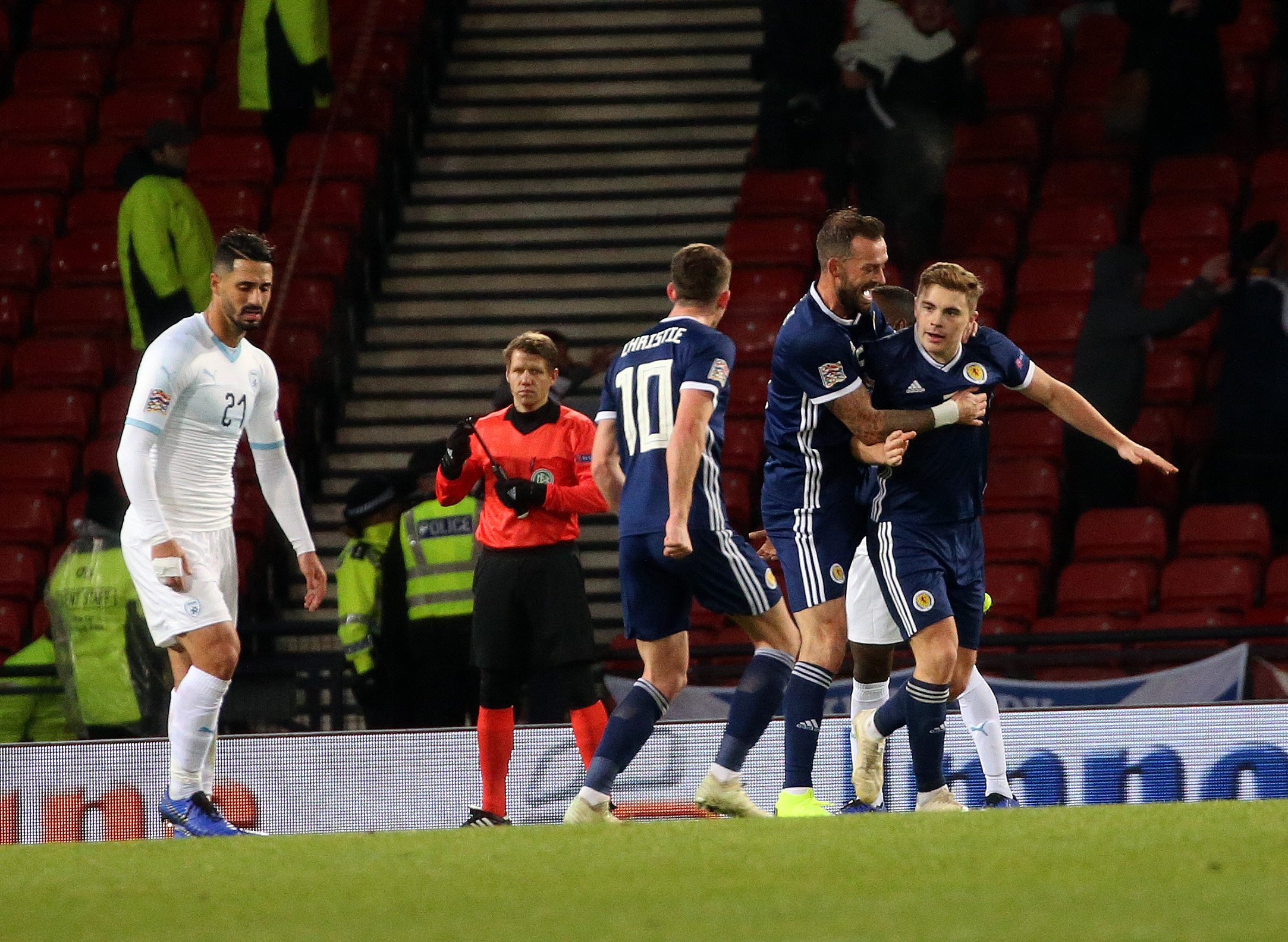 שחקני נבחרת סקוטלנד חוגגים