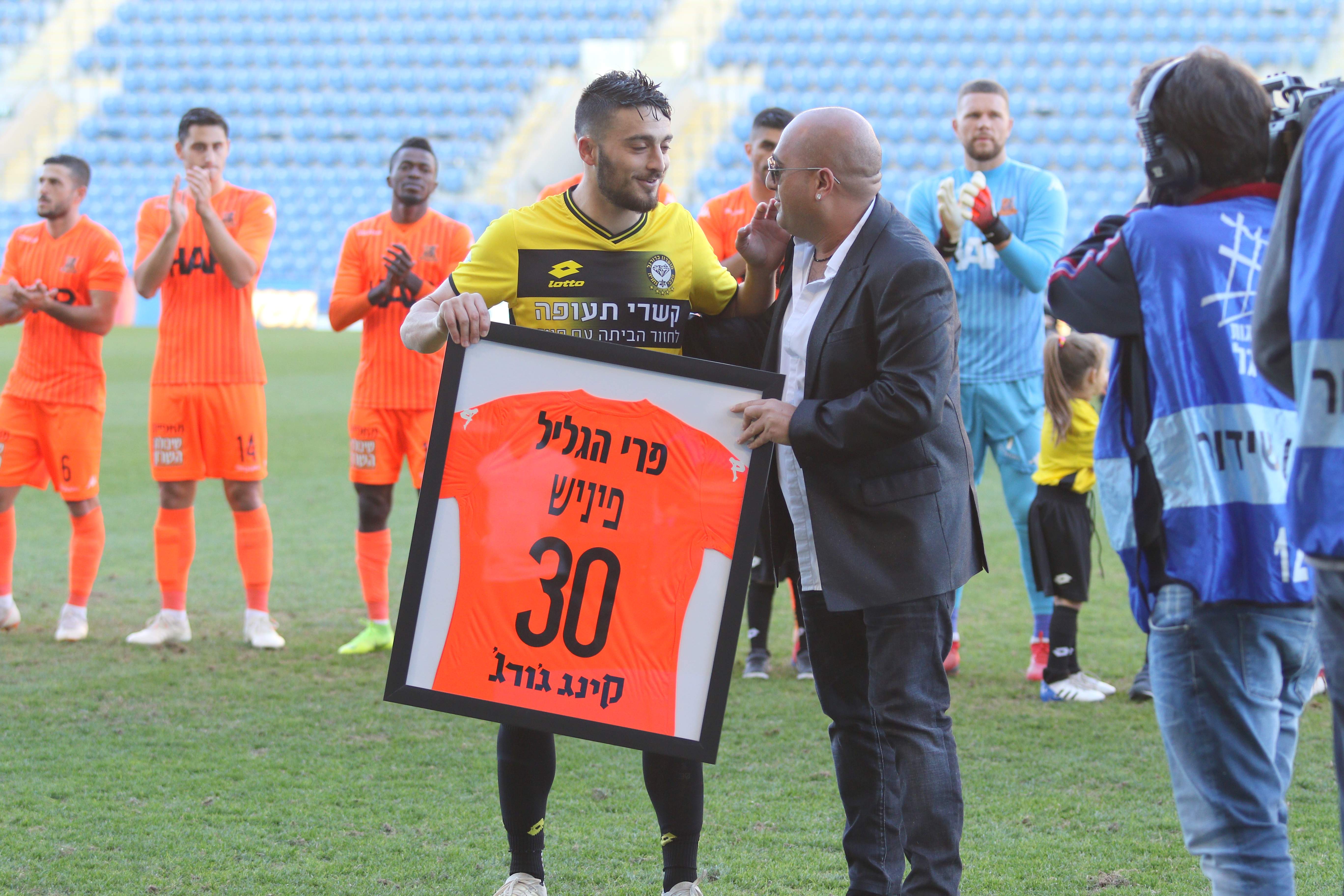 סתיו פיניש, ברק אברמוב