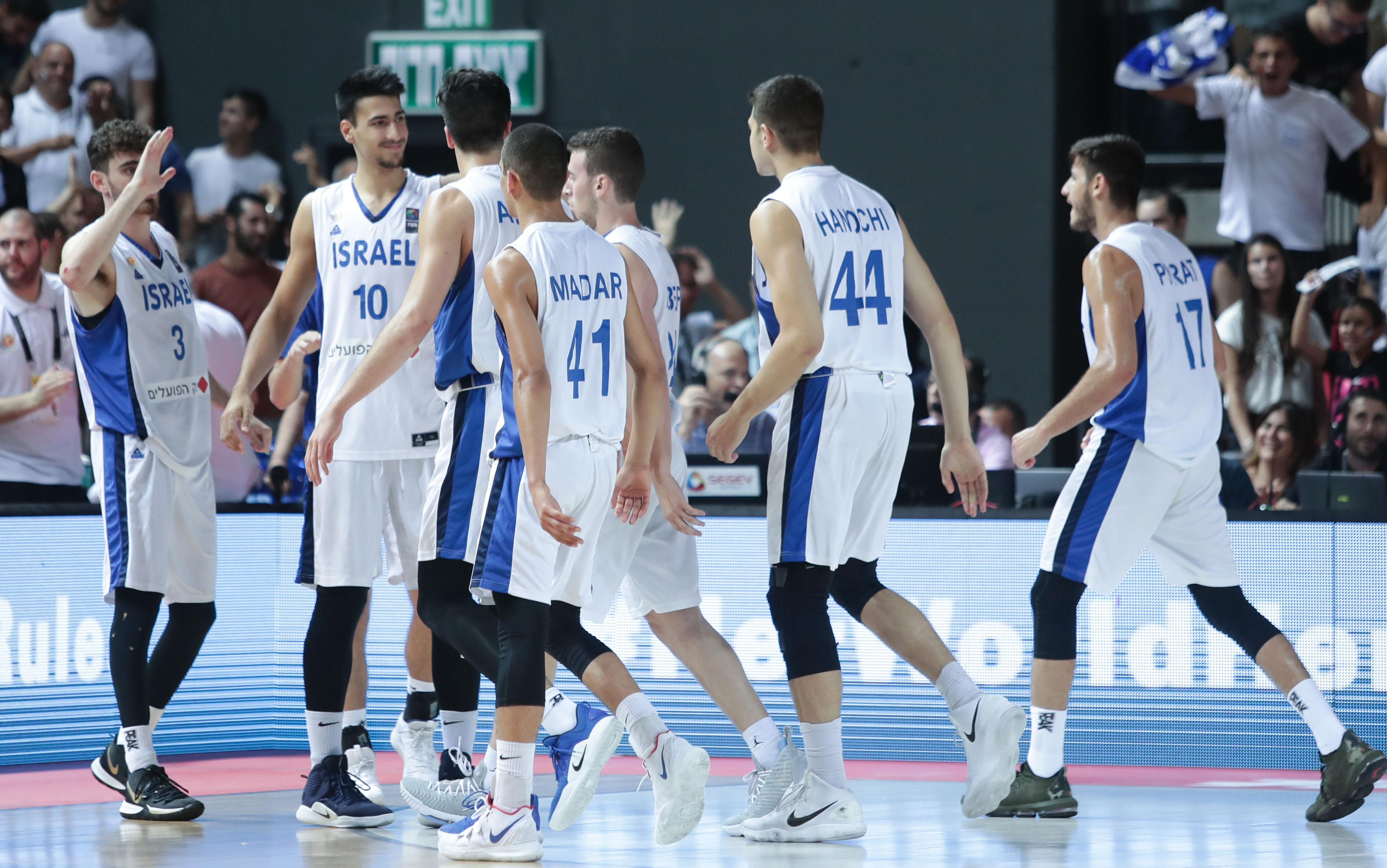 שחקני נבחרת העתודה חוגגים