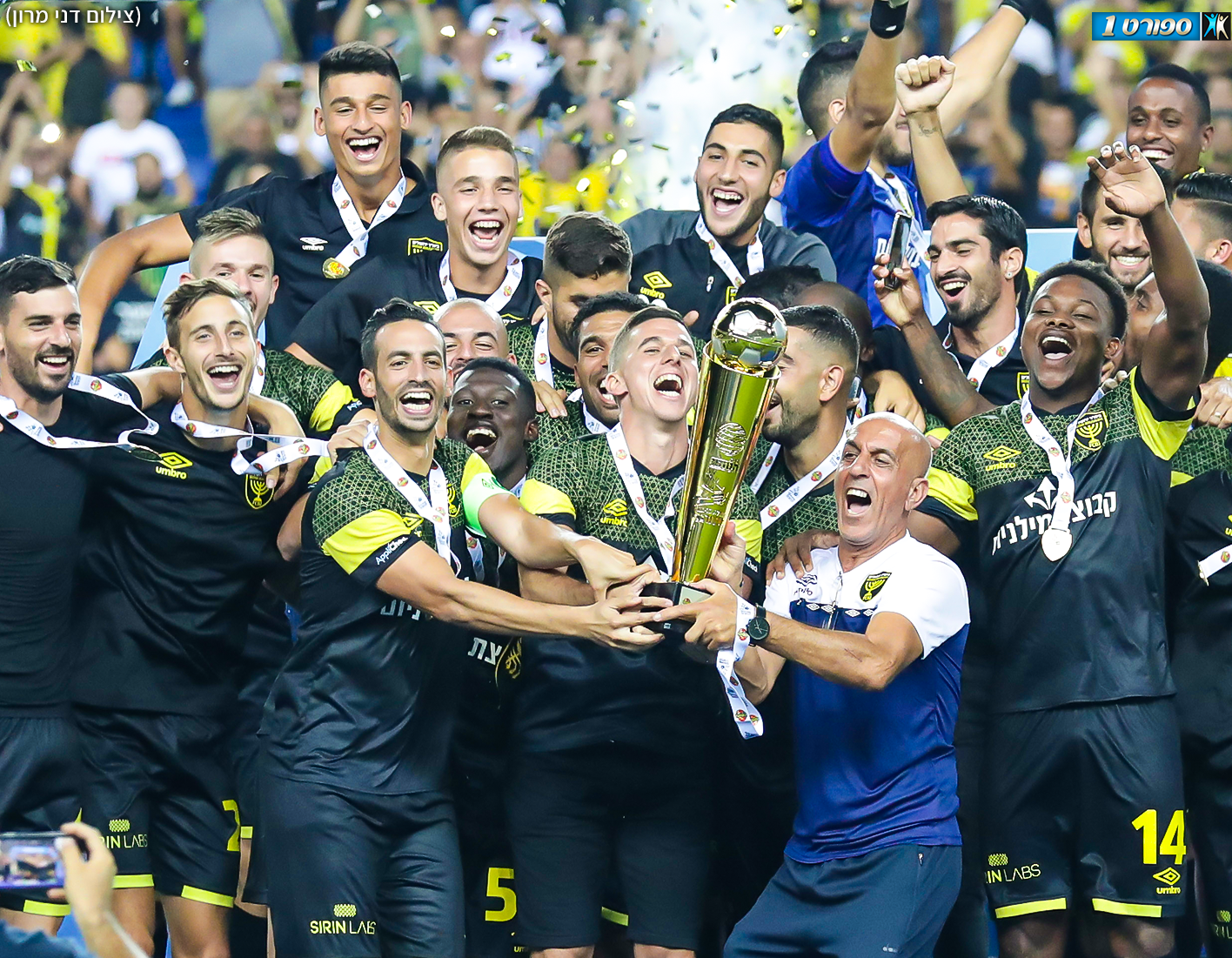 שחקני בית"ר ירושלים מניפים את גביע הטוטו