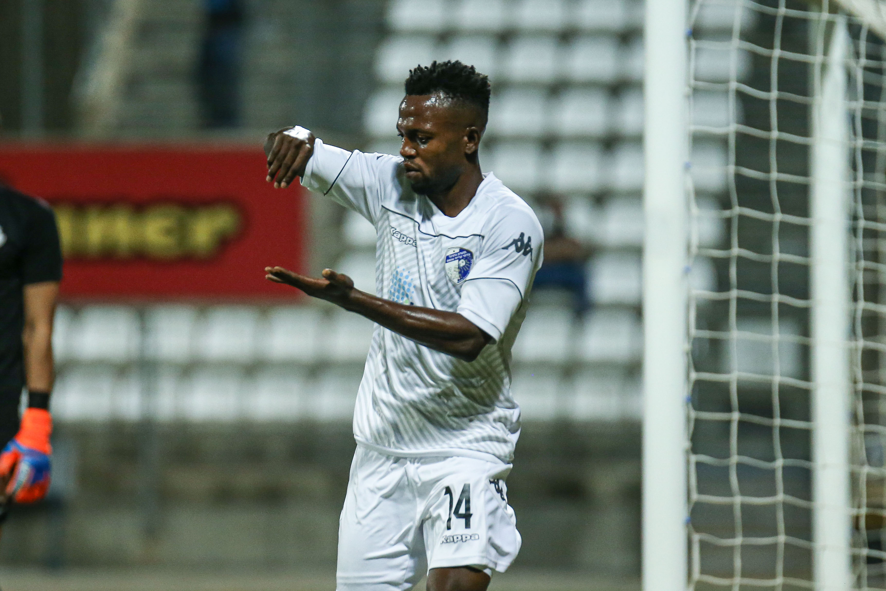 ג'יימס אדני חוגג