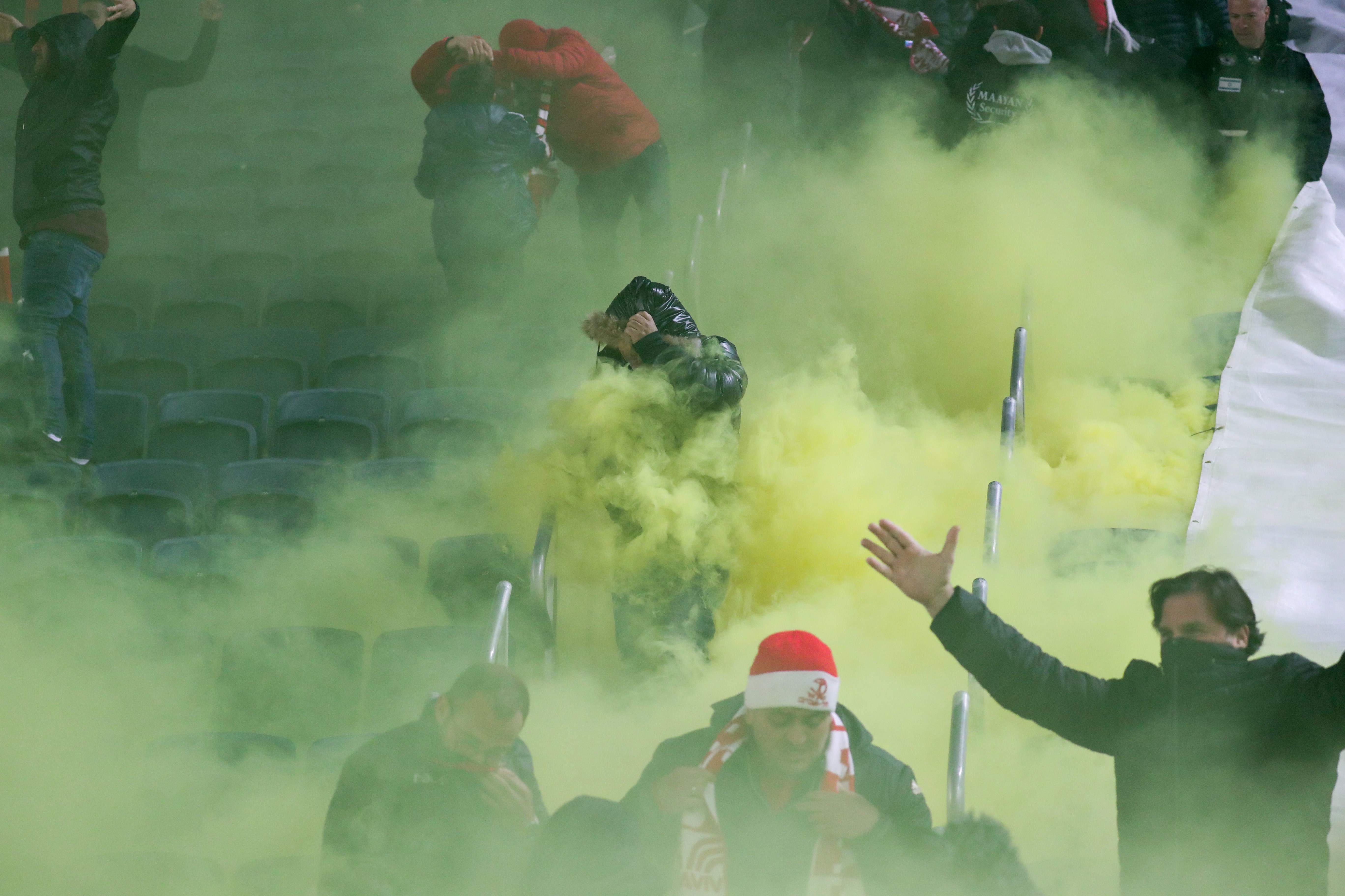 רימון עשן צהוב ביציע אוהדי הפועל ת"א