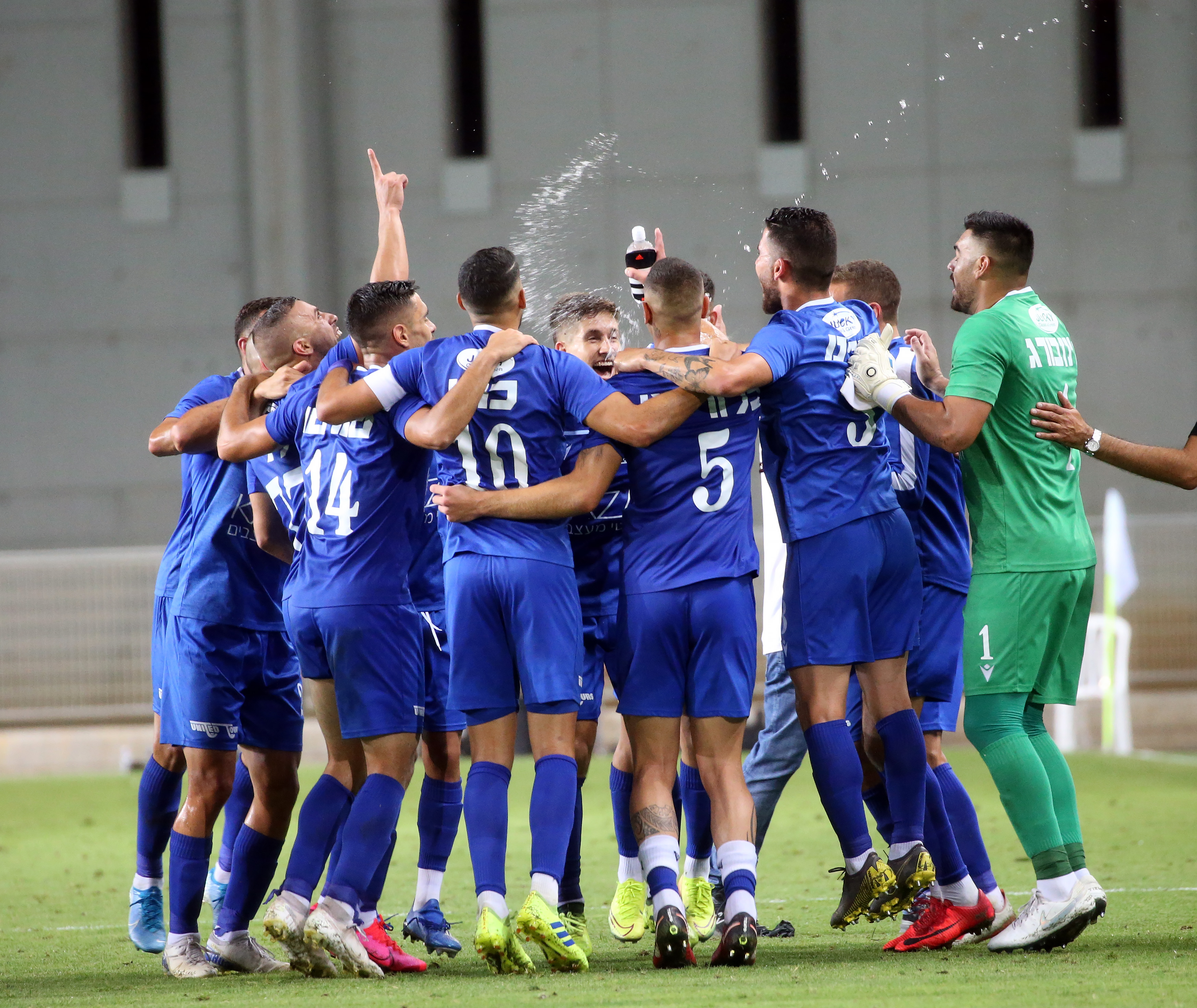 שחקני מכבי פתח תקווה חוגגים