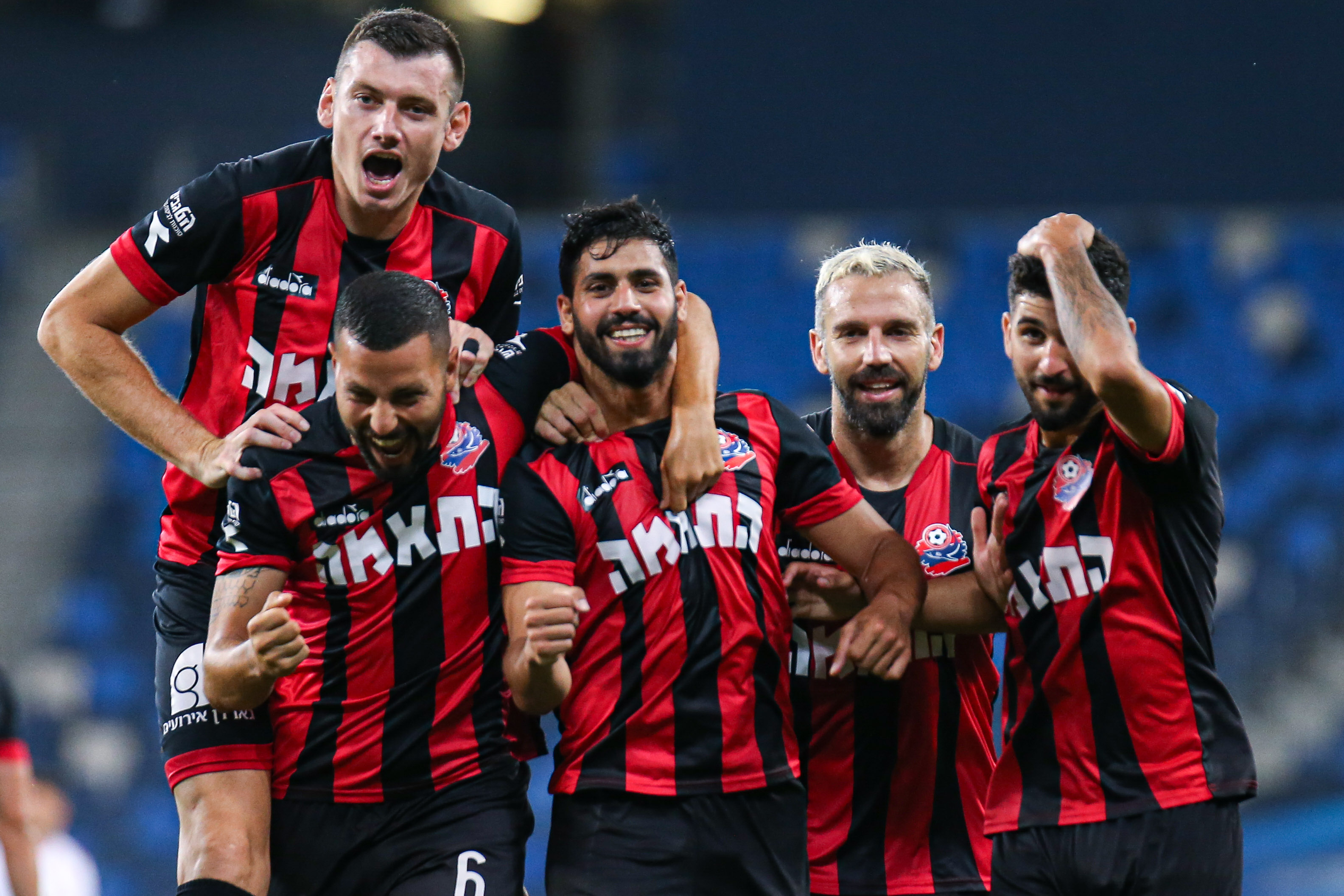 שחקני הפועל חיפה חוגגים