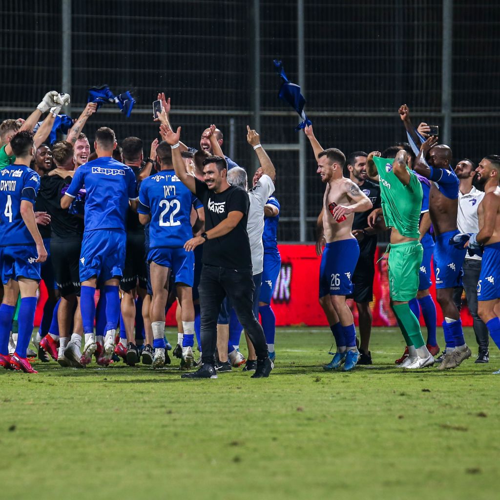 שחקני קרית שמונה חוגגים הישארות