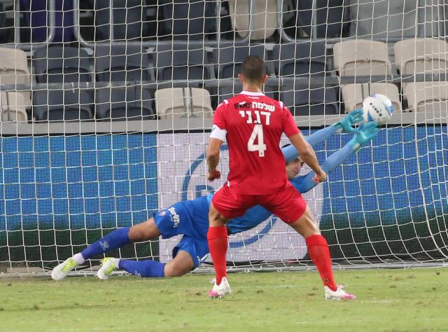 אוראל דגני מכניע את שטקוס