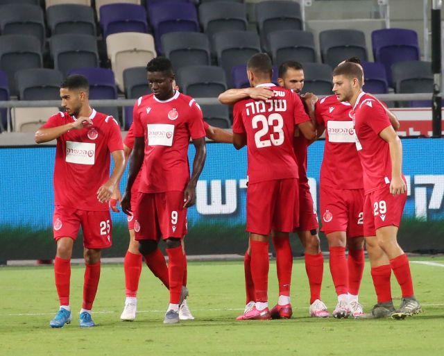 אוראל דגני ושחקני הפועל תל אביב חוגגים