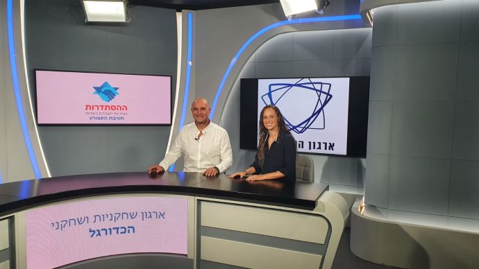 קפטנית נבחרת הנשים בכדורגל קארין סנדל עם ניר אלון