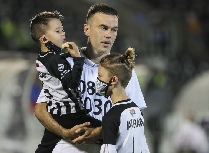 ביברס נאתכו שחקן פרטיזן בלגרד עם ילדיו