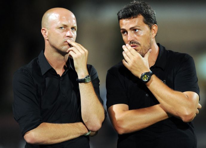 מאמן מכבי תל אביב אוסקר גרסיה (ימין) לצד המנהל המקצועי ג'ורדי קרויף